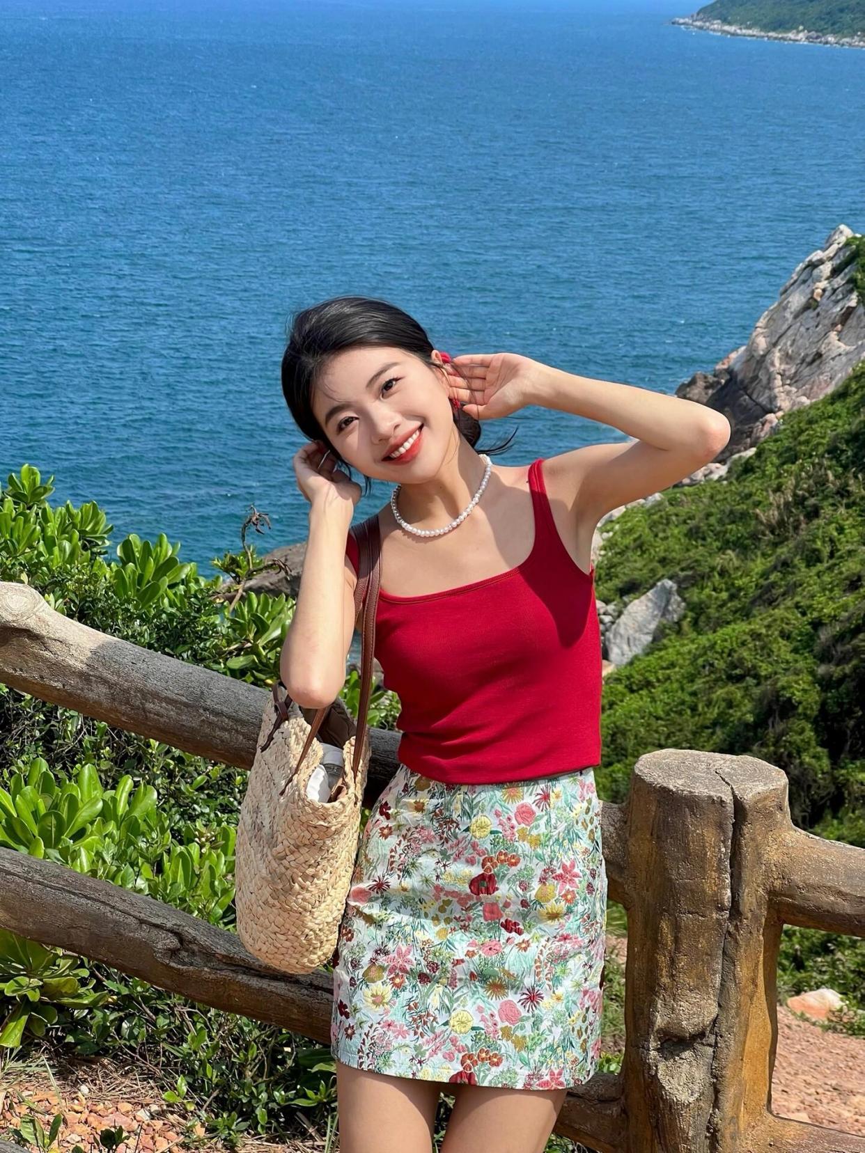 动作越大，拍照越好看，把手打开，动作自然照片越美