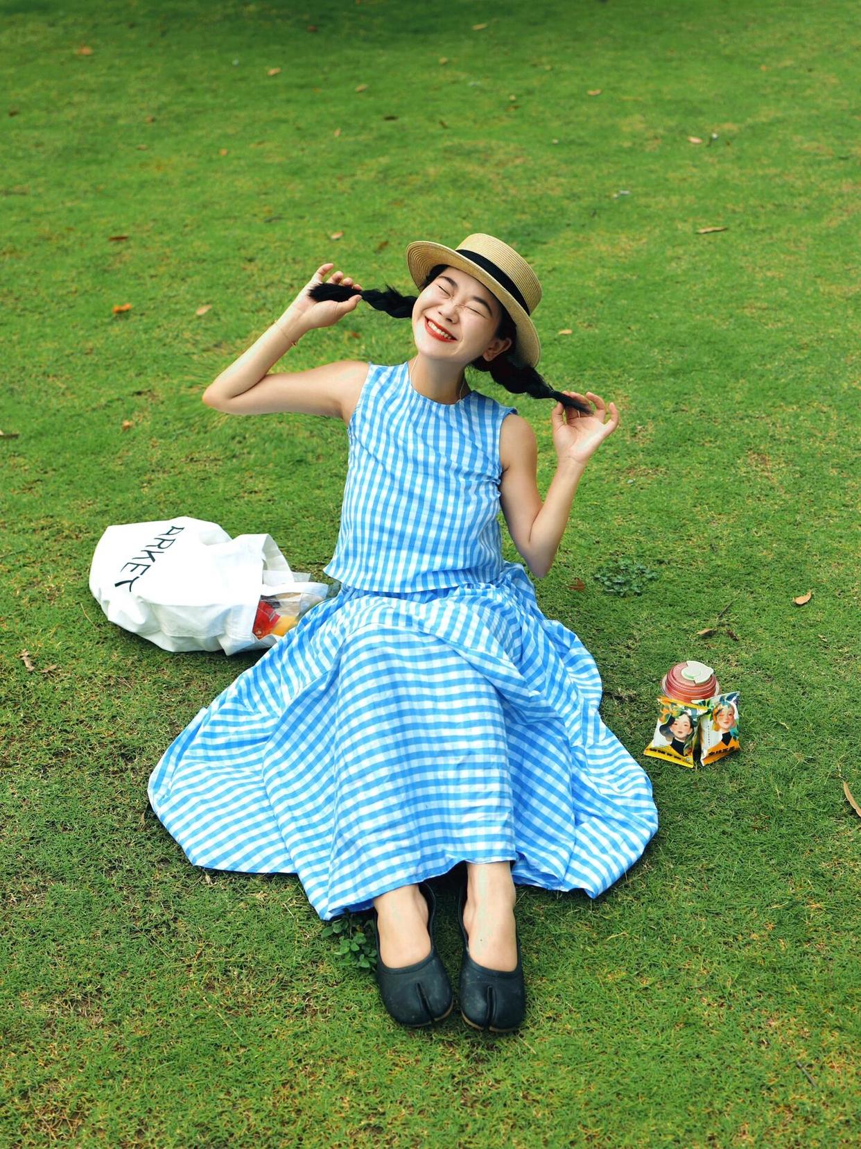 草坪拍照姿势,动作越大越好看,9个好看草地姿势学起来