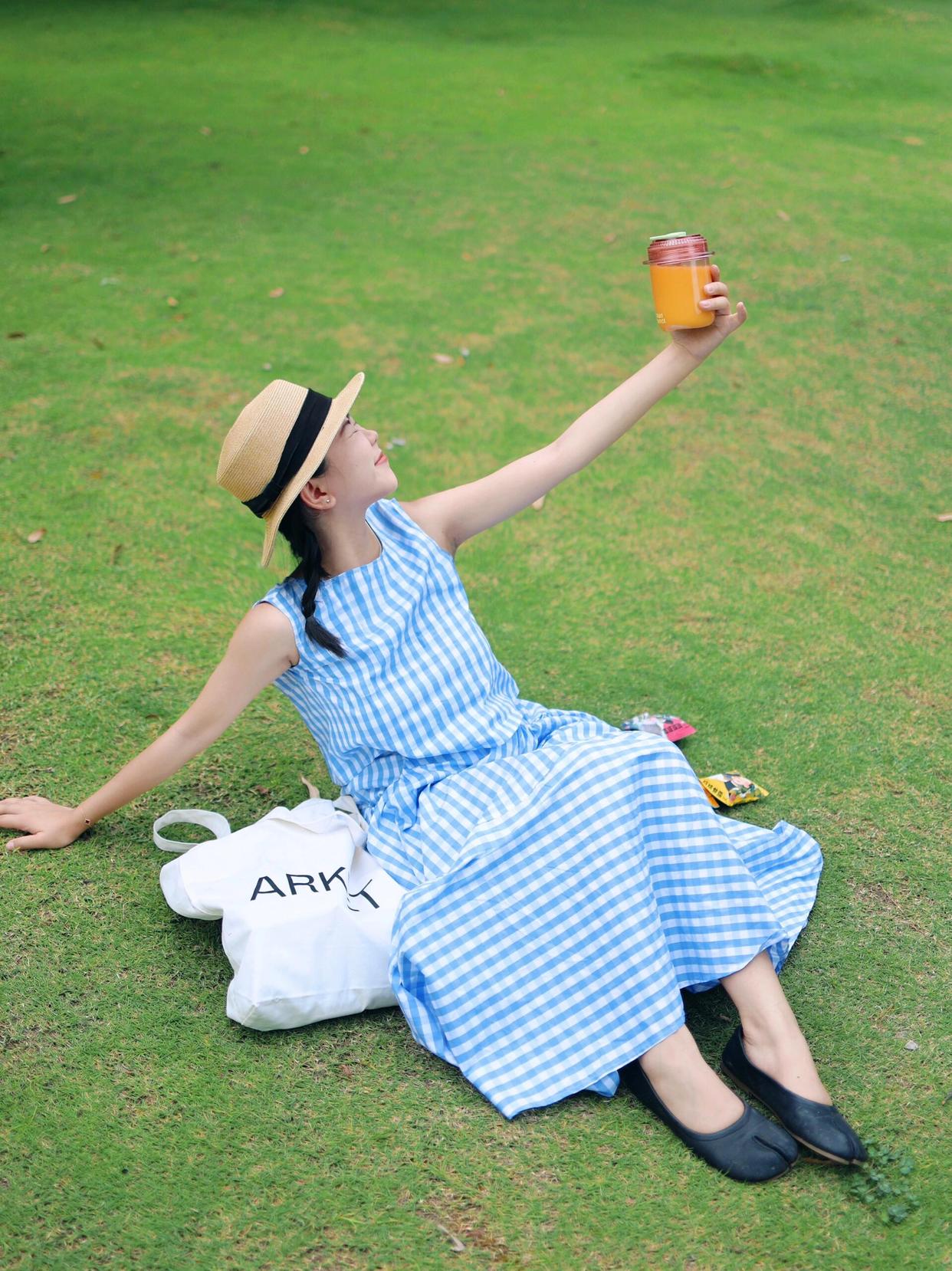 草坪拍照姿势,动作越大越好看,9个好看草地姿势学起来