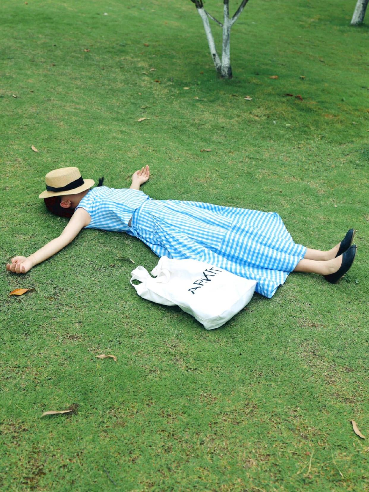 草坪拍照姿势,动作越大越好看,9个好看草地姿势学起来