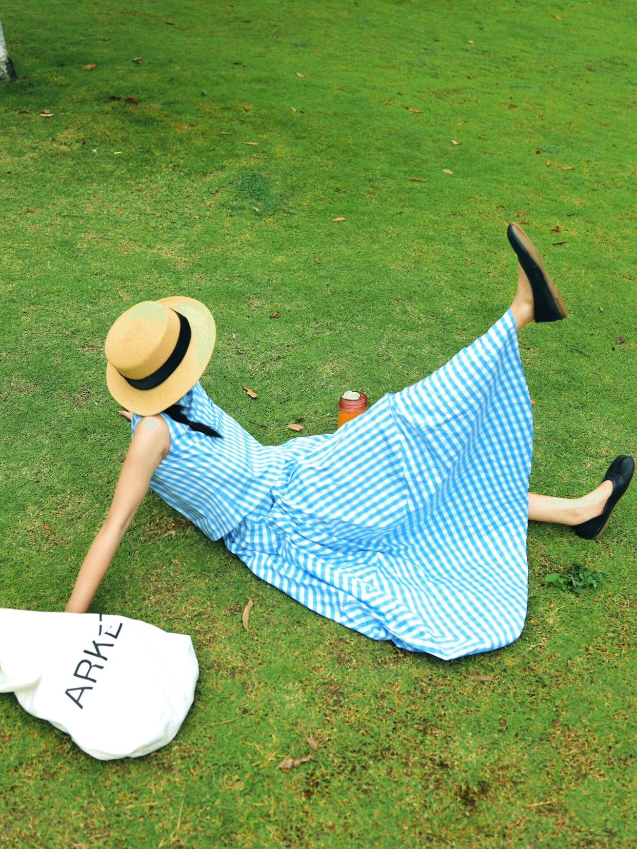 草坪拍照姿势,动作越大越好看,9个好看草地姿势学起来