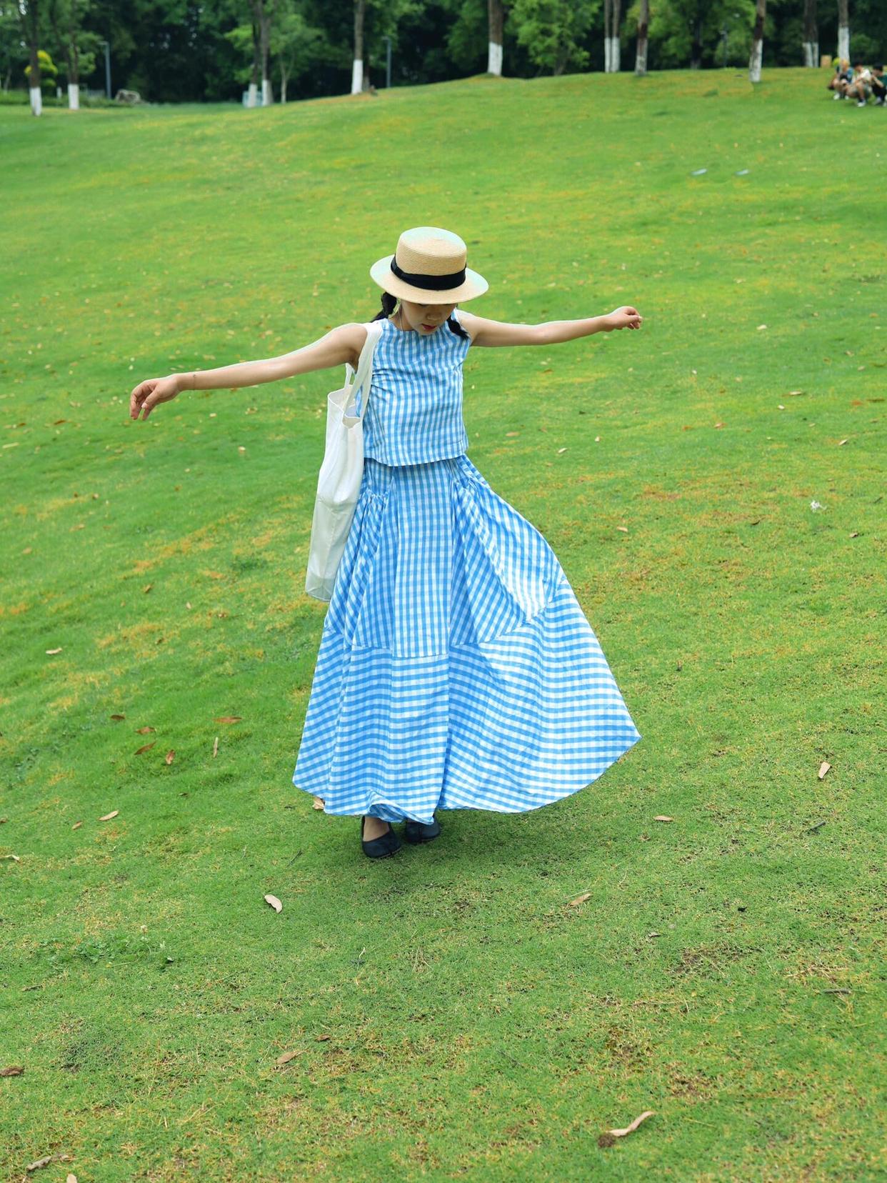 草坪拍照姿势,动作越大越好看,9个好看草地姿势学起来