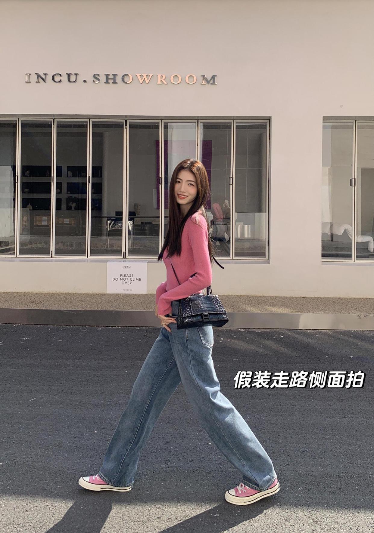 8个万能站姿拍照pose,简约大方很上镜,拍照不费片