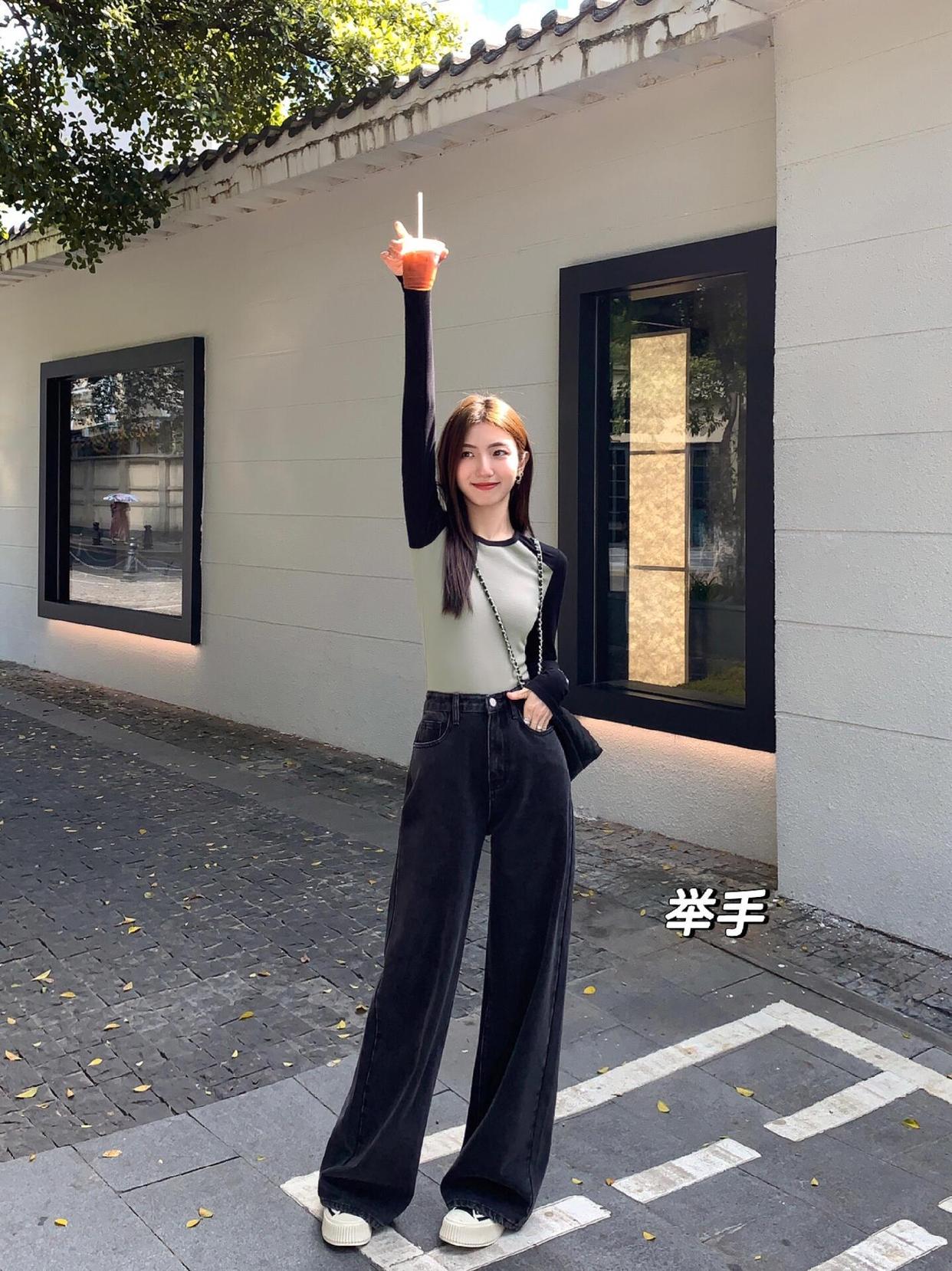 8个万能站姿拍照pose,简约大方很上镜,拍照不费片