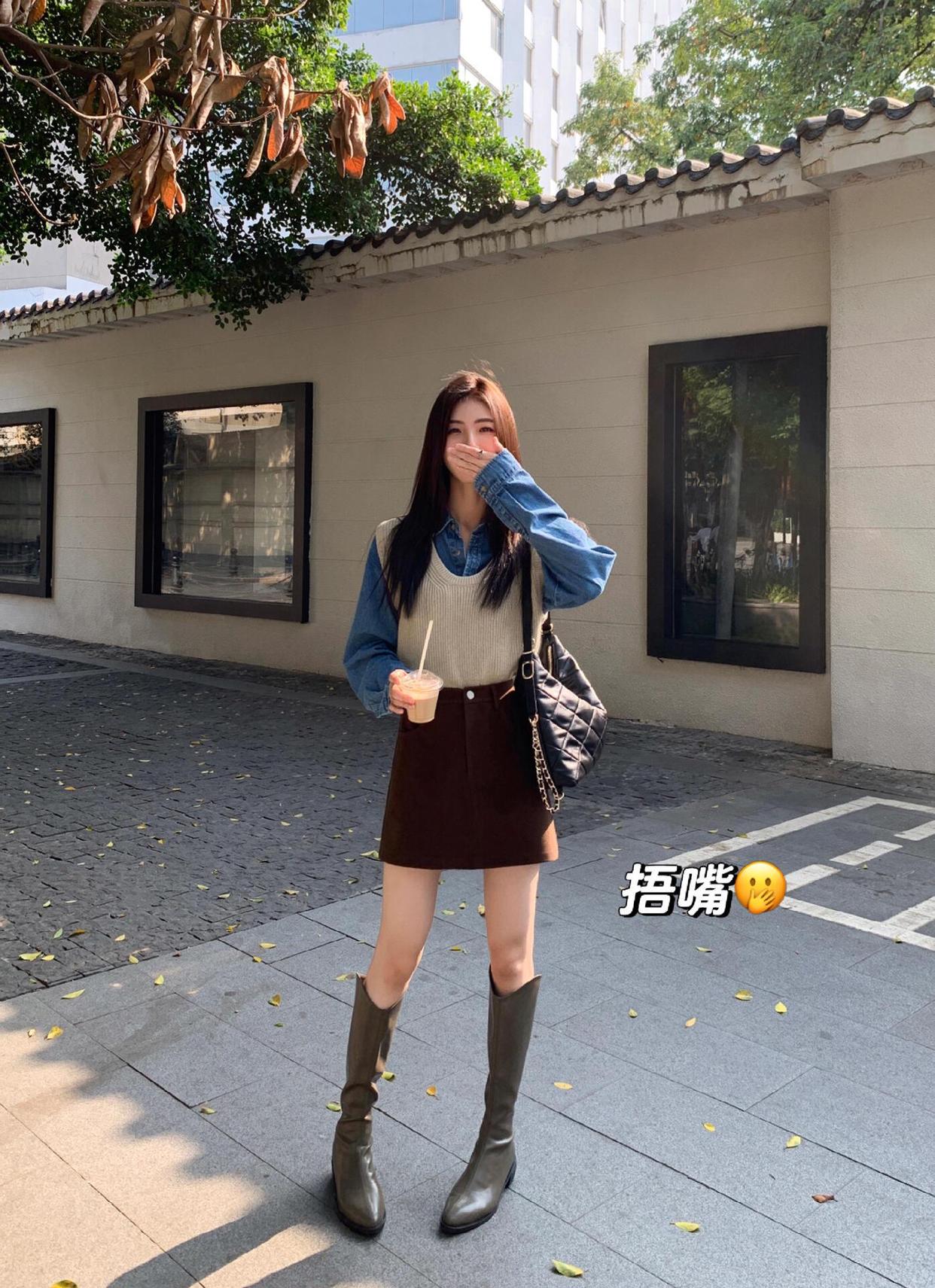 8个万能站姿拍照pose,简约大方很上镜,拍照不费片