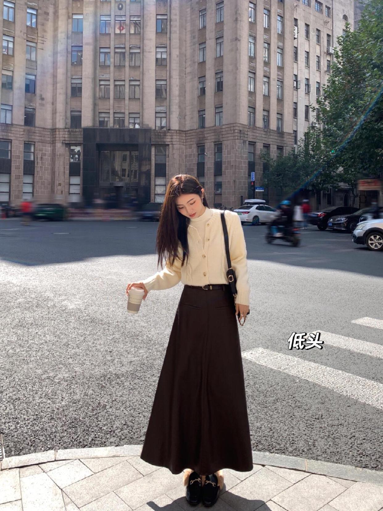 8个万能站姿拍照pose,简约大方很上镜,拍照不费片