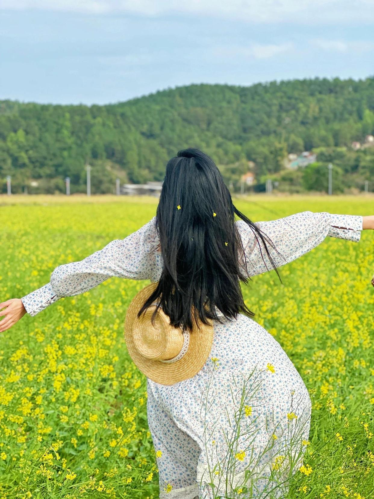 拍照不为手部摆姿发愁,8个简约大方的手姿,出片好看不尴尬