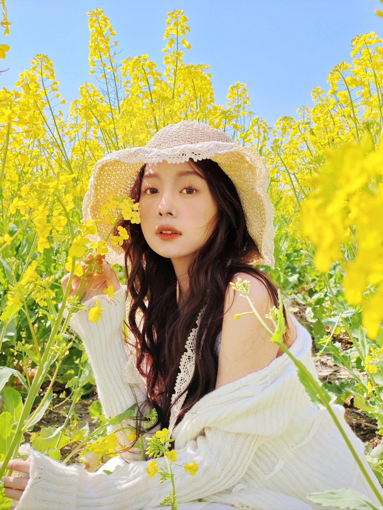 春天油菜花拍照,7个拍照姿势,拍照花美仁更美