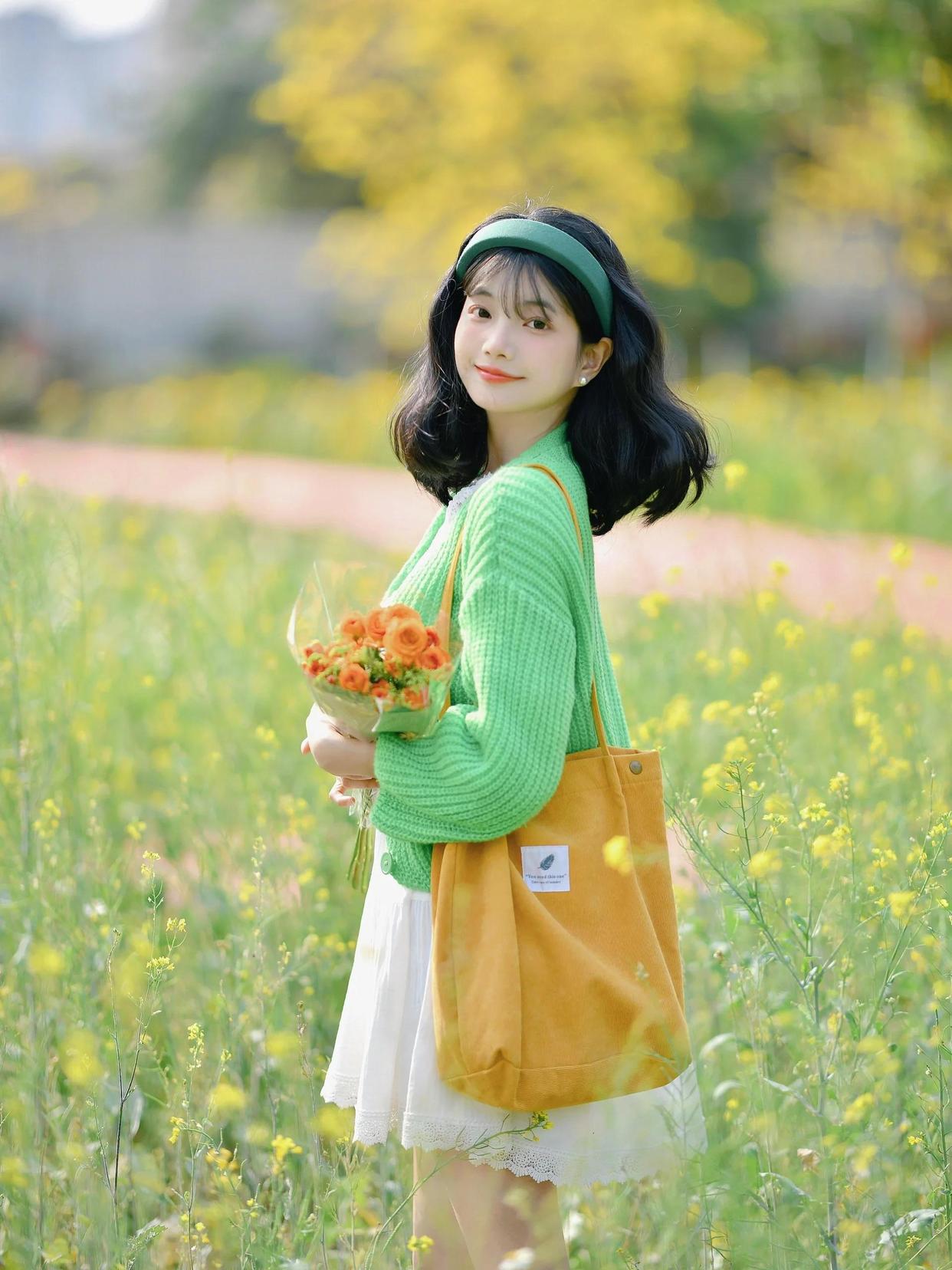 拍照不为手部摆姿发愁,8个简约大方的手姿,出片好看不尴尬