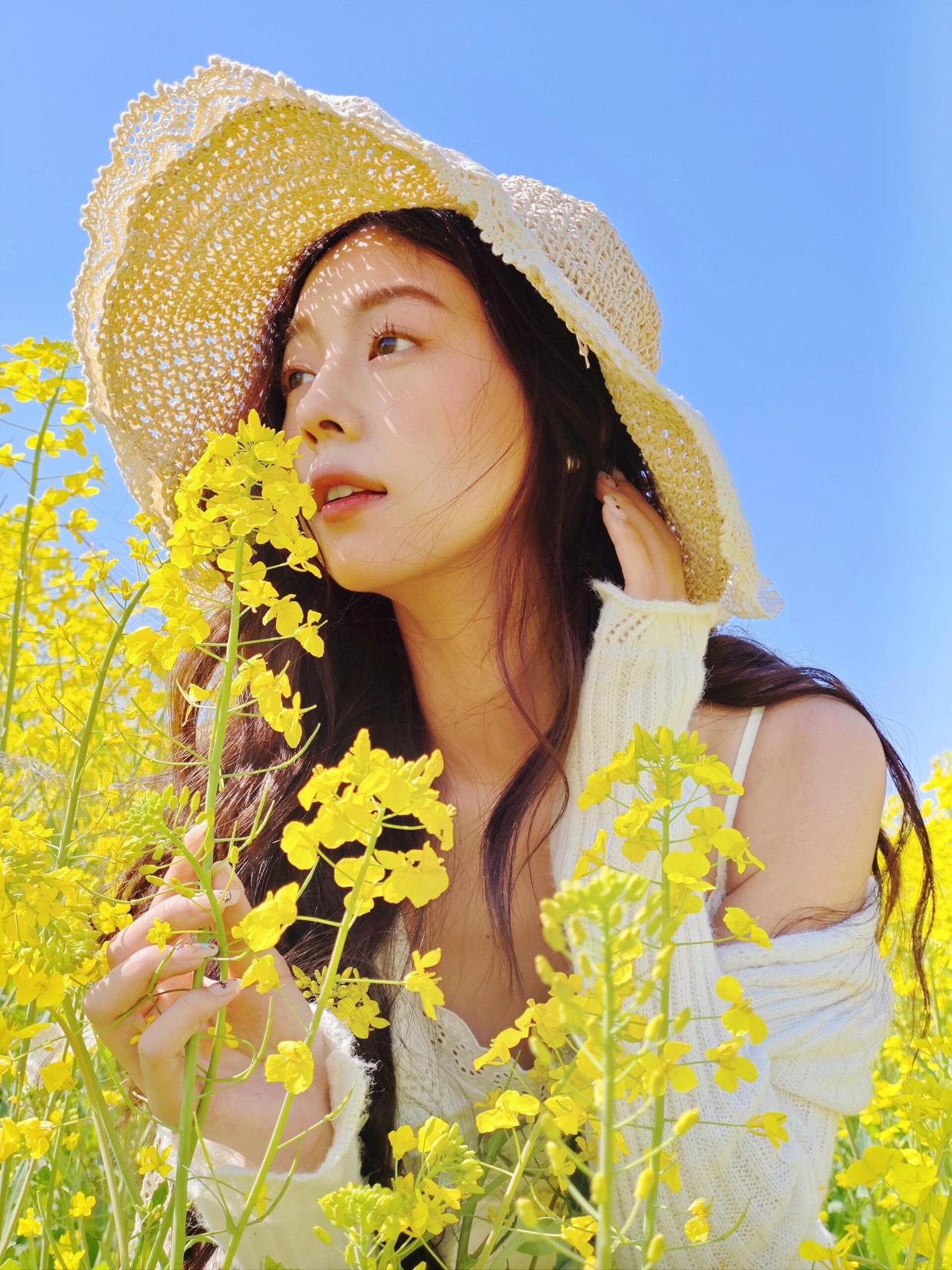 春天油菜花拍照,7个拍照姿势,拍照花美仁更美