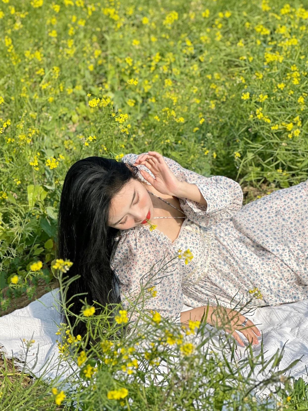 拍照不为手部摆姿发愁,8个简约大方的手姿,出片好看不尴尬