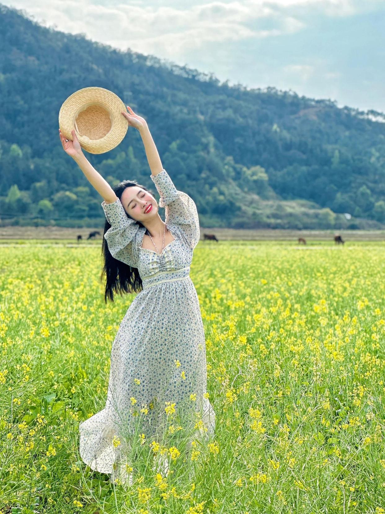 拍照不为手部摆姿发愁,8个简约大方的手姿,出片好看不尴尬