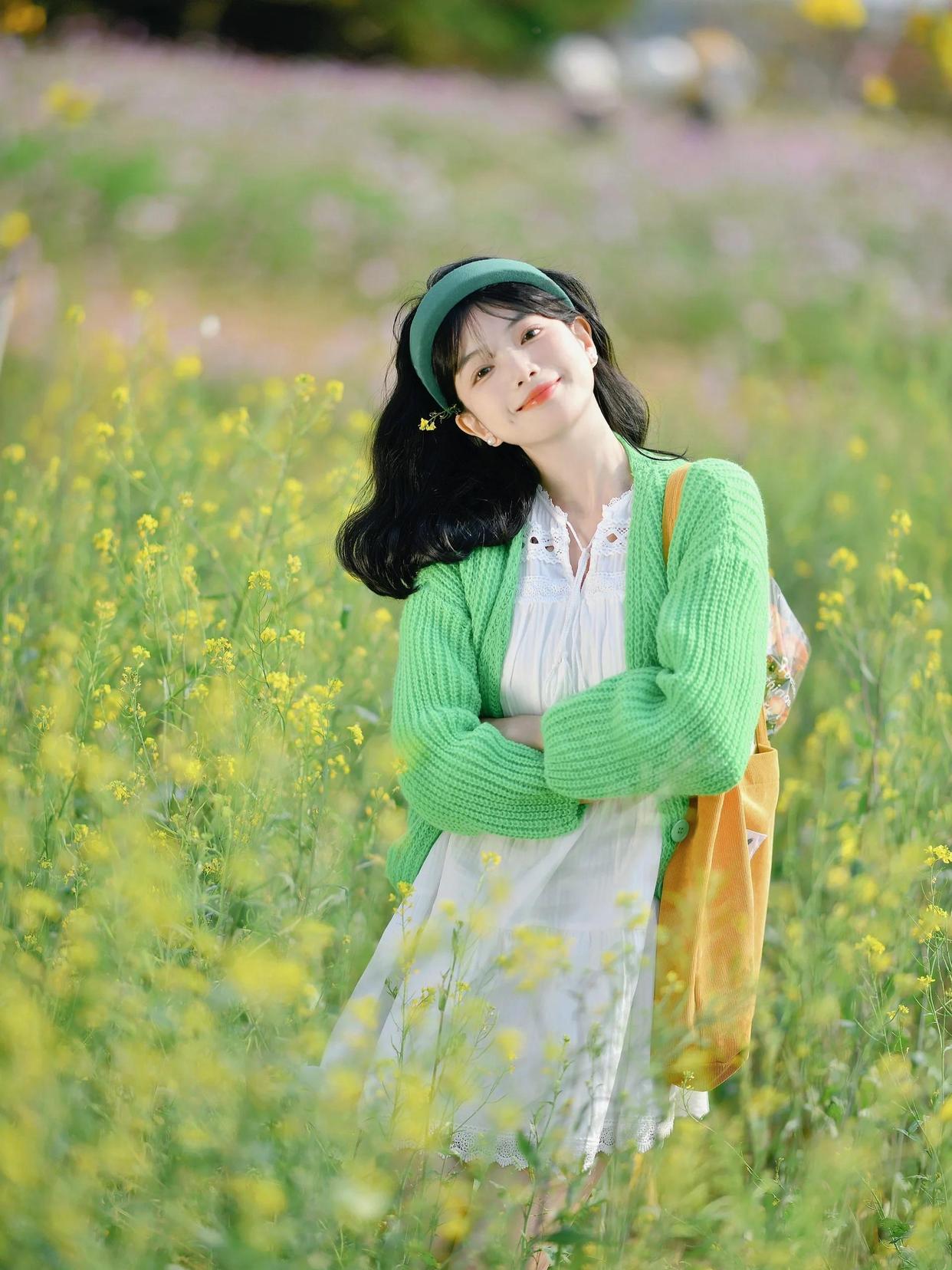 拍照不为手部摆姿发愁,8个简约大方的手姿,出片好看不尴尬