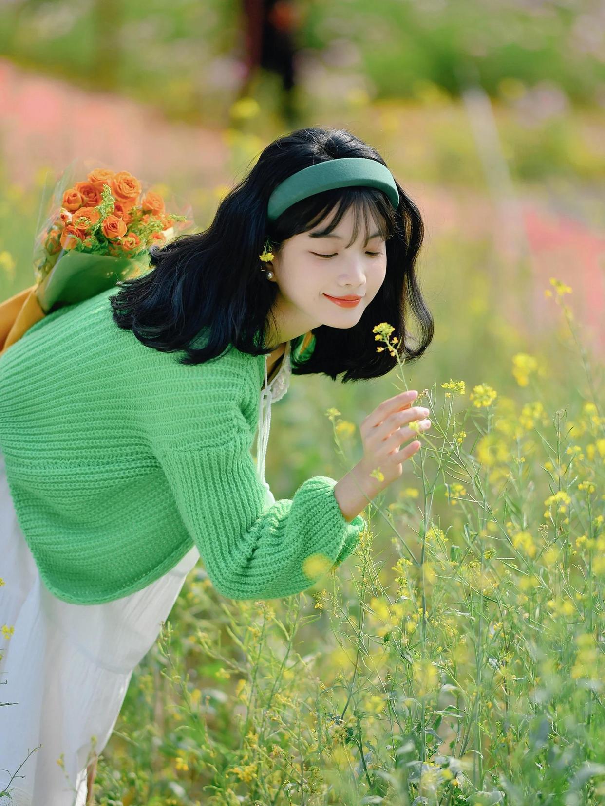 拍照不为手部摆姿发愁,8个简约大方的手姿,出片好看不尴尬