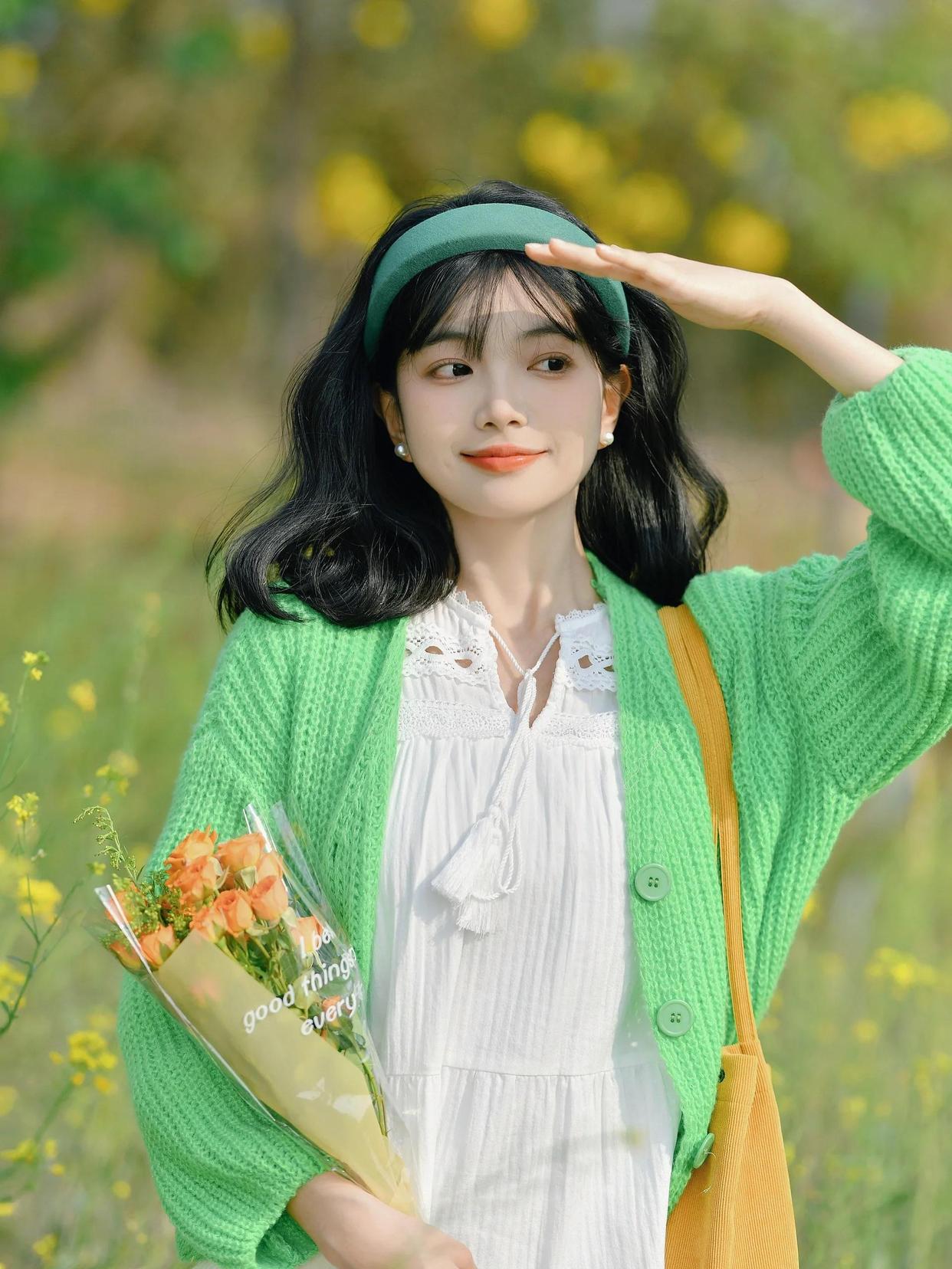 拍照不为手部摆姿发愁,8个简约大方的手姿,出片好看不尴尬