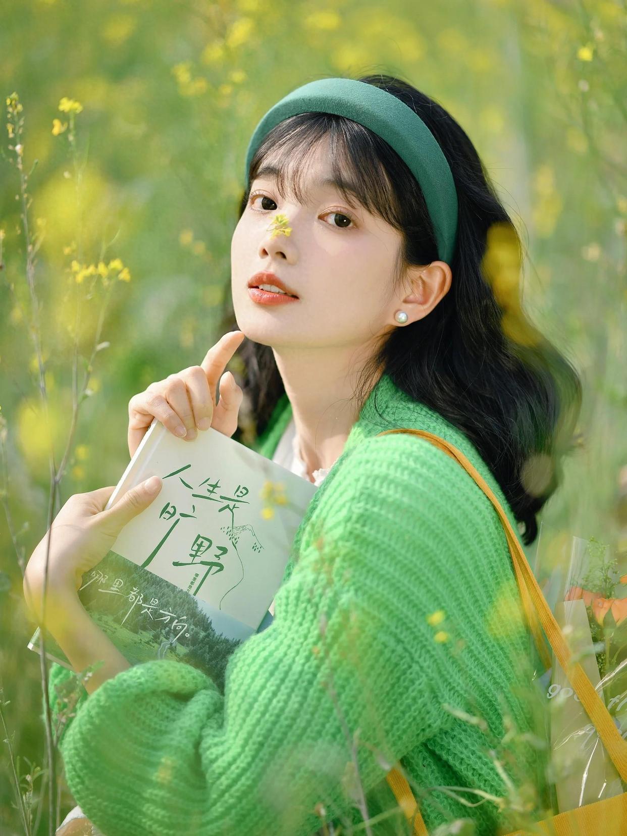 拍照不为手部摆姿发愁,8个简约大方的手姿,出片好看不尴尬