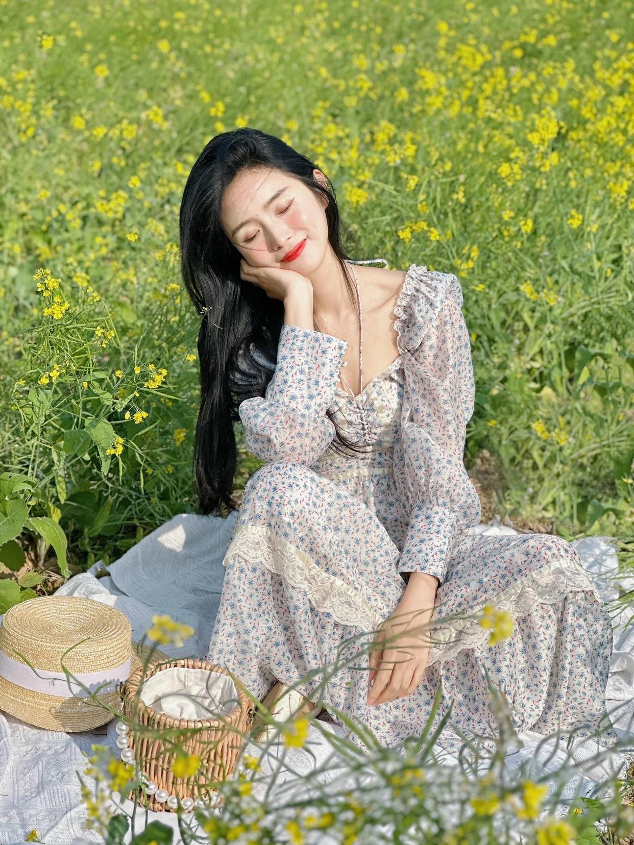 拍照不为手部摆姿发愁,8个简约大方的手姿,出片好看不尴尬