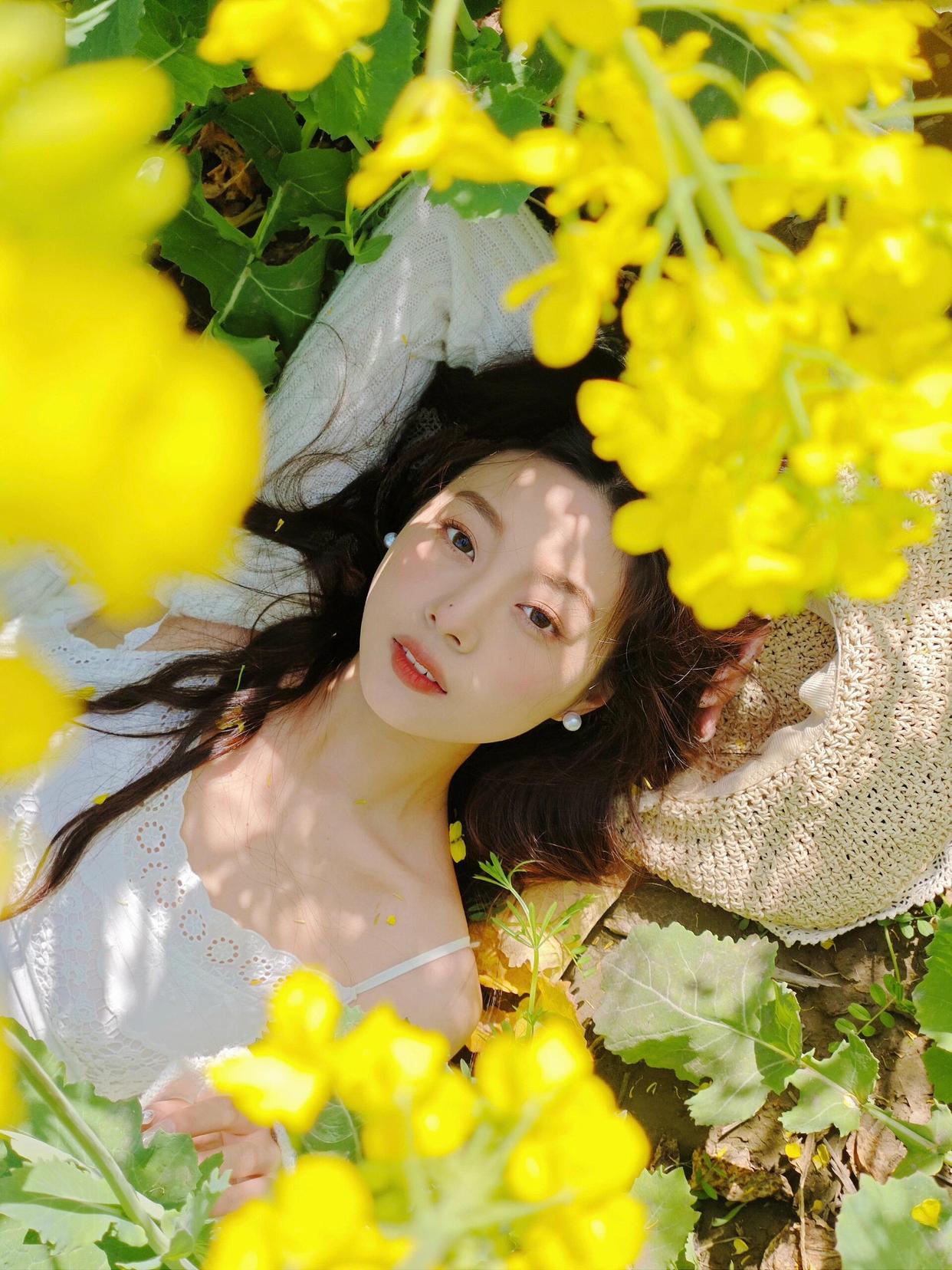 春天油菜花拍照,7个拍照姿势,拍照花美仁更美