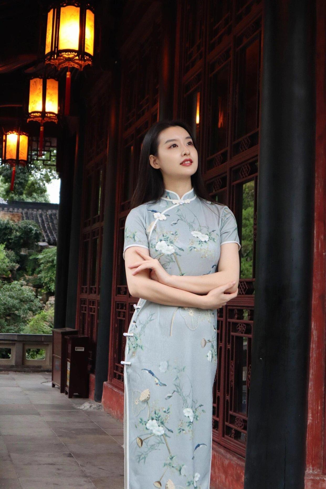 别比剪刀手,中年女士拍照,8个手部姿势上镜自然又优雅