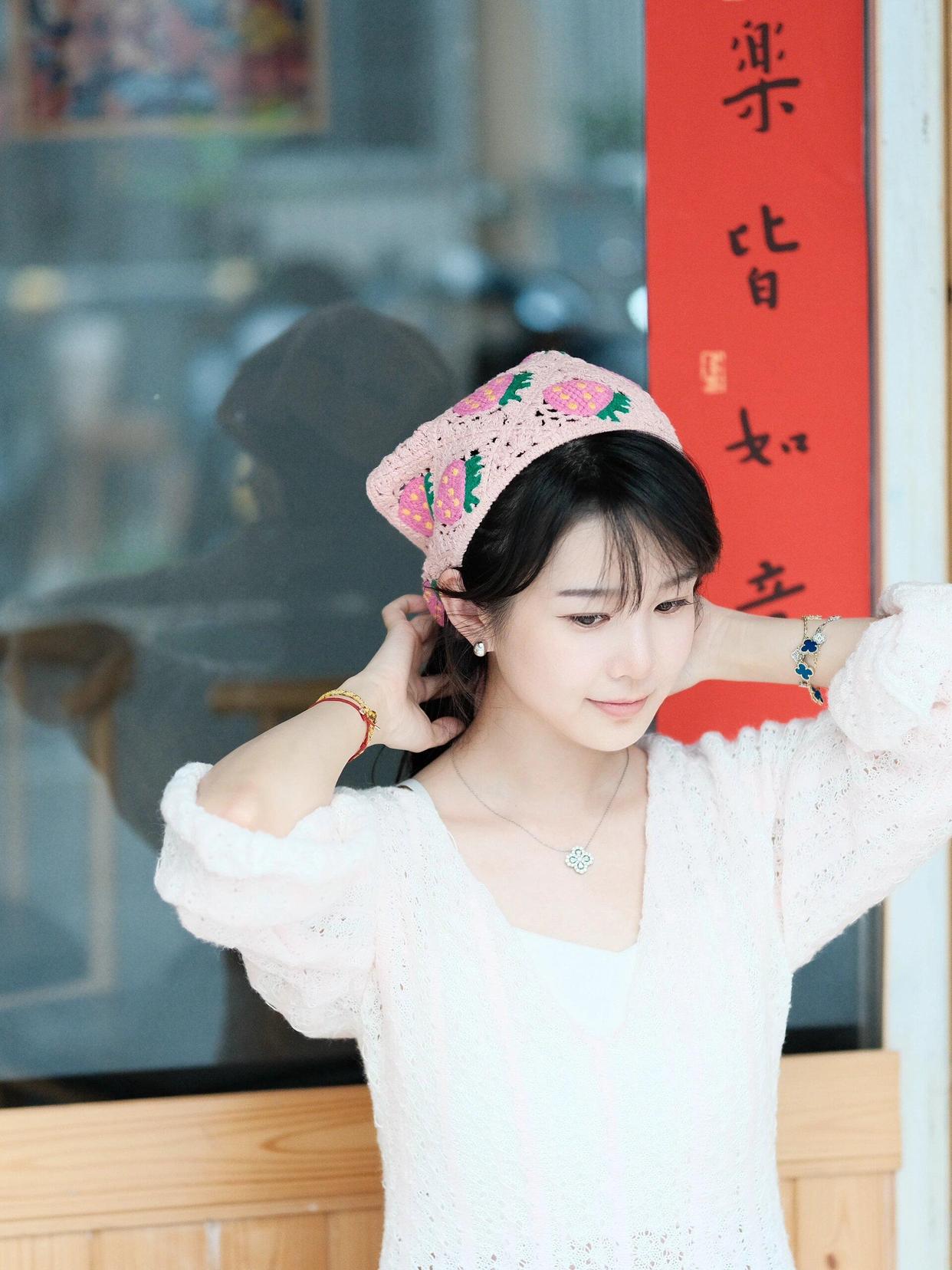 别比剪刀手,中年女士拍照,8个手部姿势上镜自然又优雅