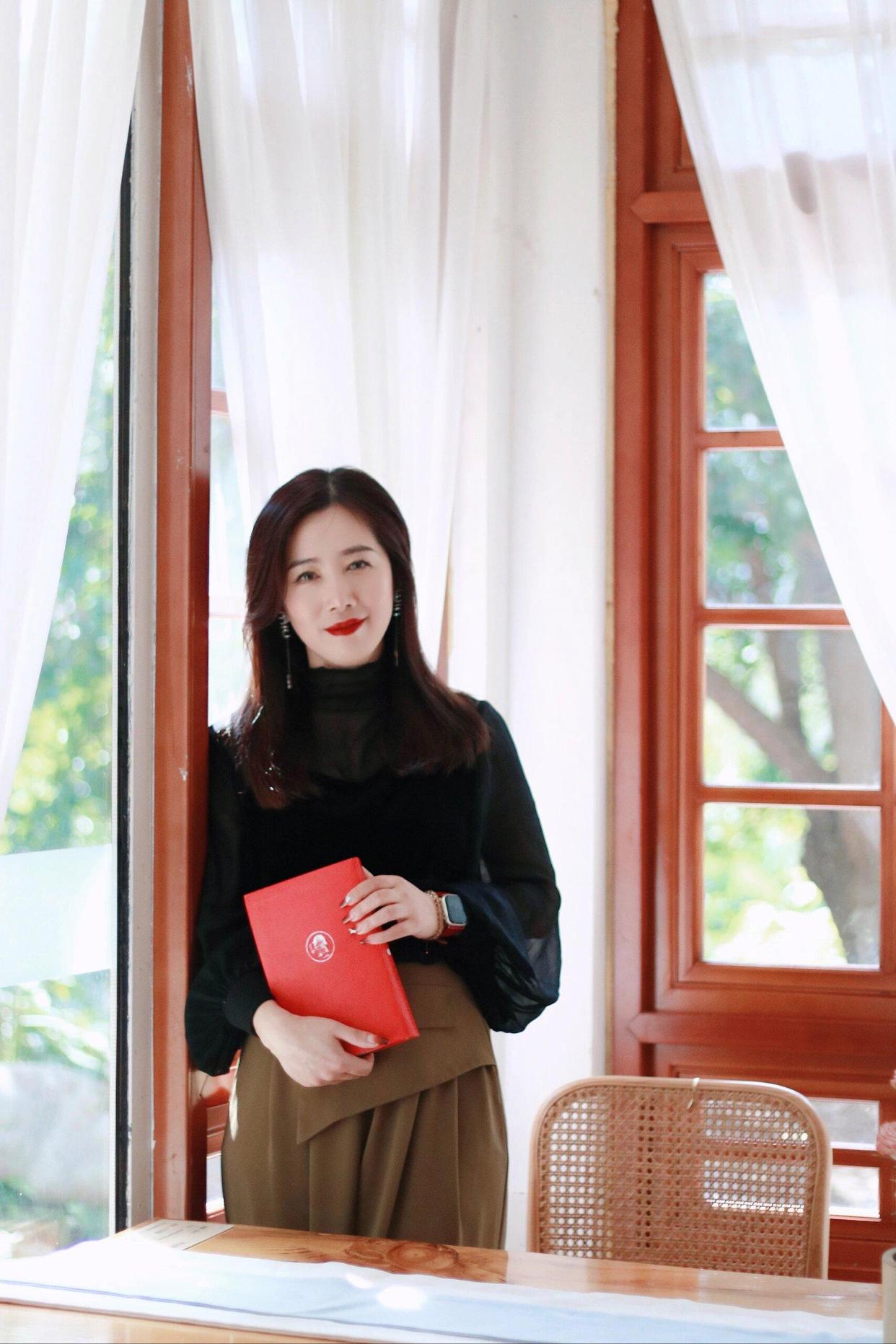 别比剪刀手,中年女士拍照,8个手部姿势上镜自然又优雅