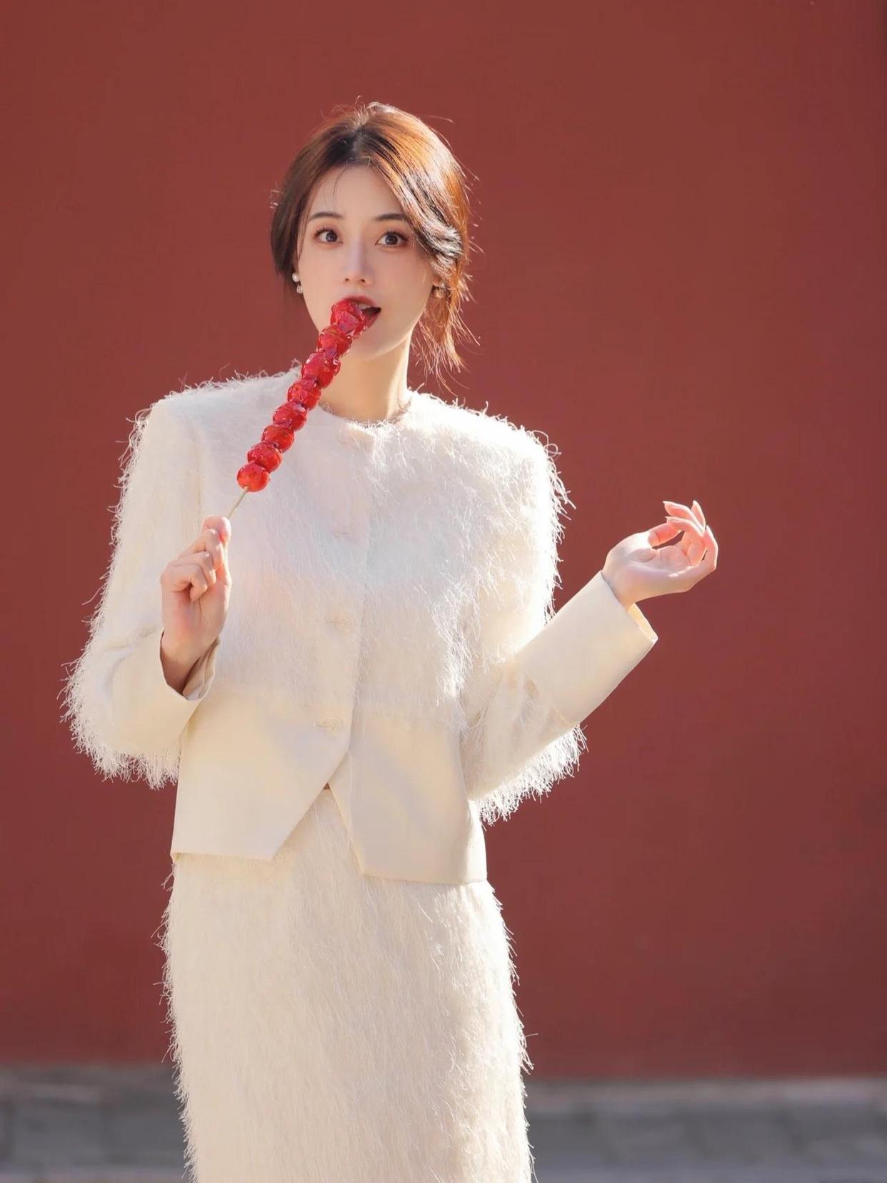 绿瓦红墙处如何拍人像？8个技巧学起来，拍照端正大方很有气质