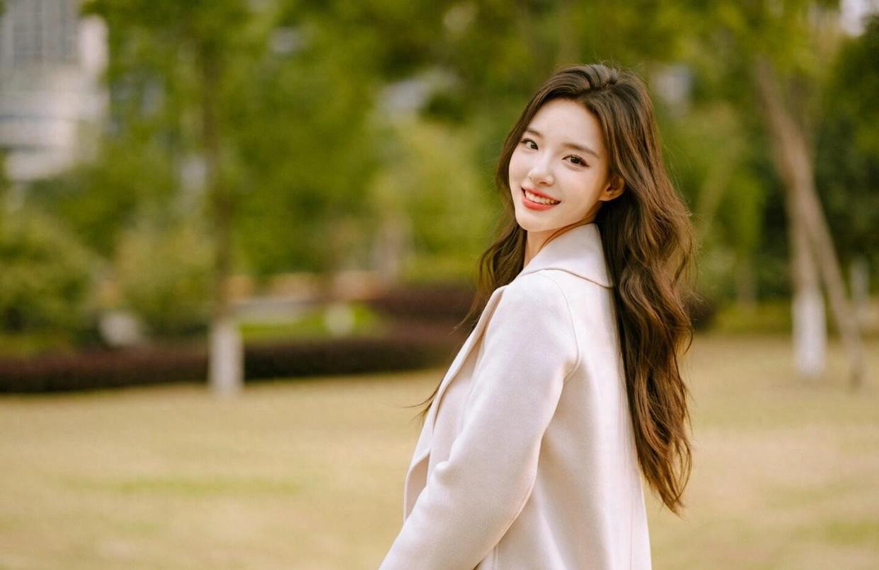 拍照用得上，这9个拍照姿势好看又自然，建议学习收藏