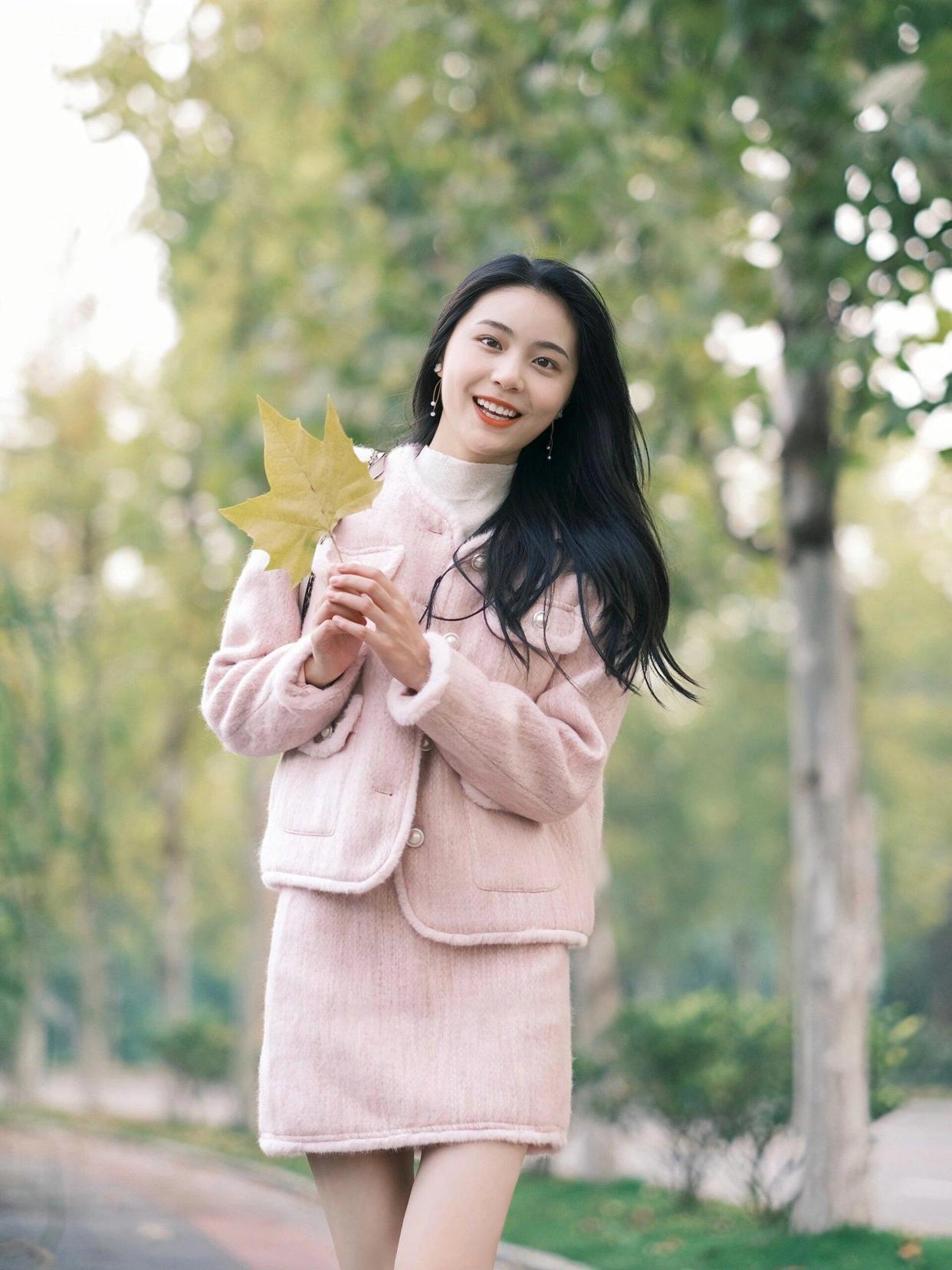 在外拍照，8个拍照姿势学起来，拍照自然上镜、温柔好看