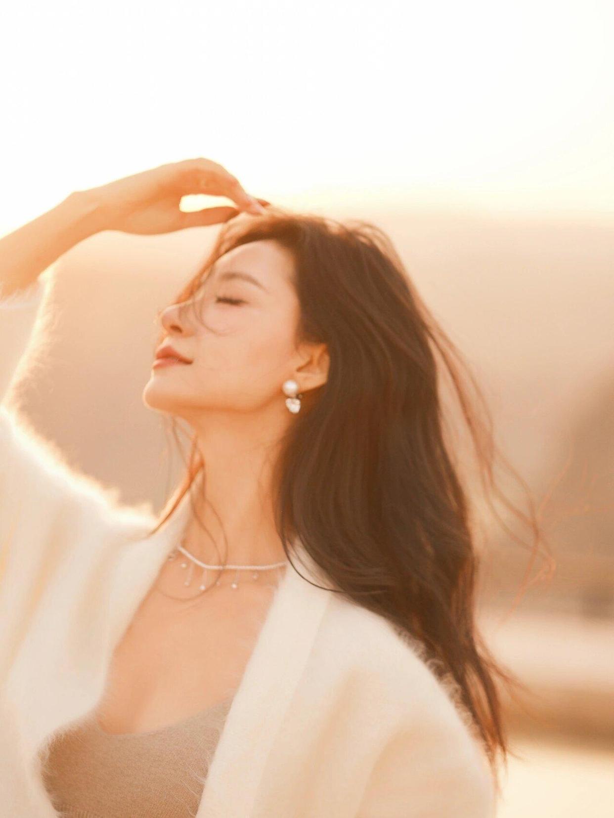 拍照用得上，这9个拍照姿势好看又自然，建议学习收藏