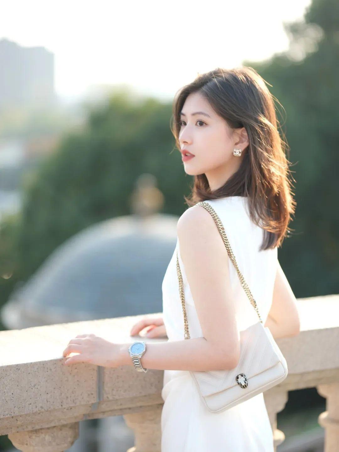 适合在外拍照9个姿势,一看就会,拍照自然漂亮