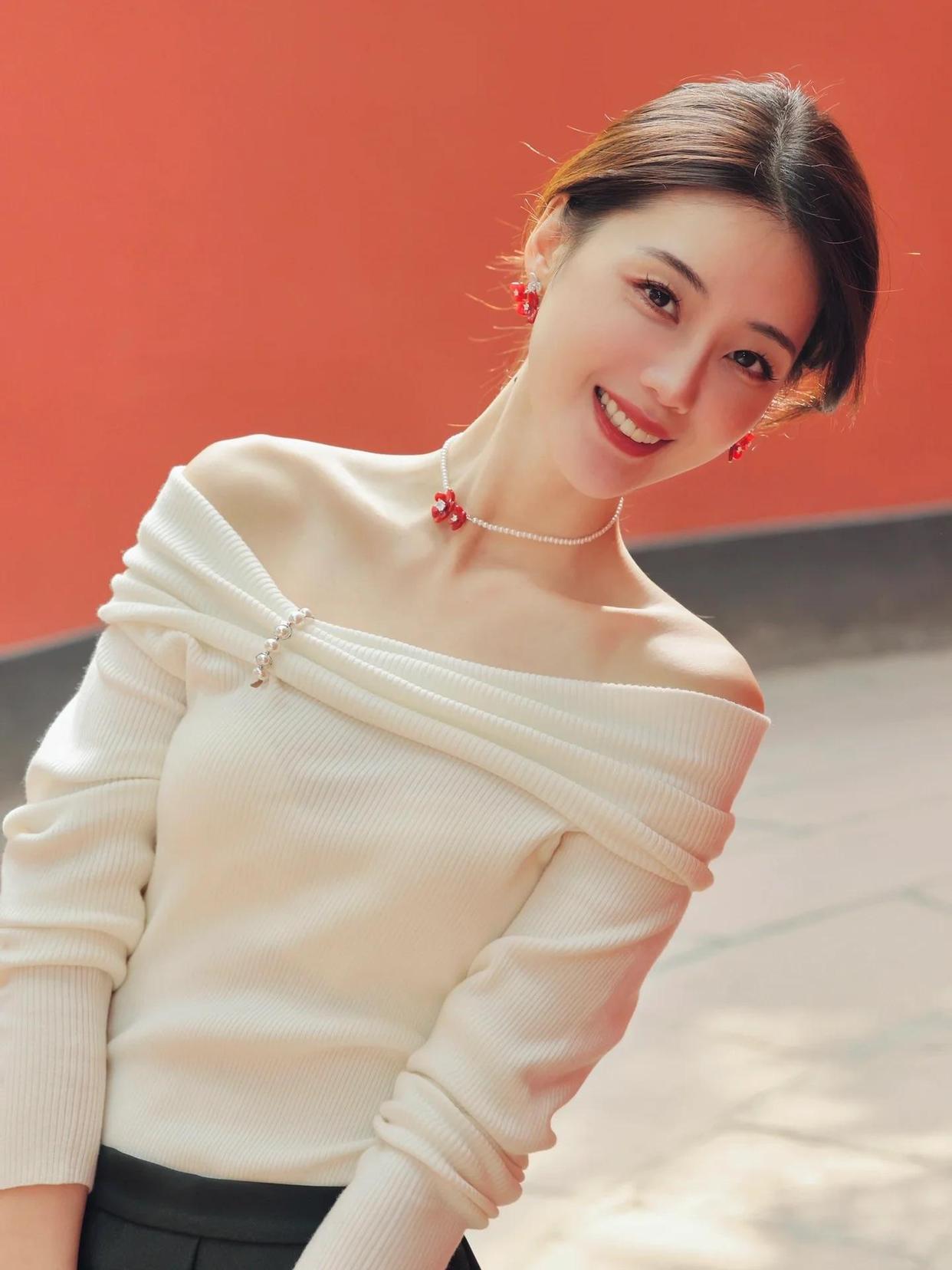 绿瓦红墙处如何拍人像？8个技巧学起来，拍照端正大方很有气质