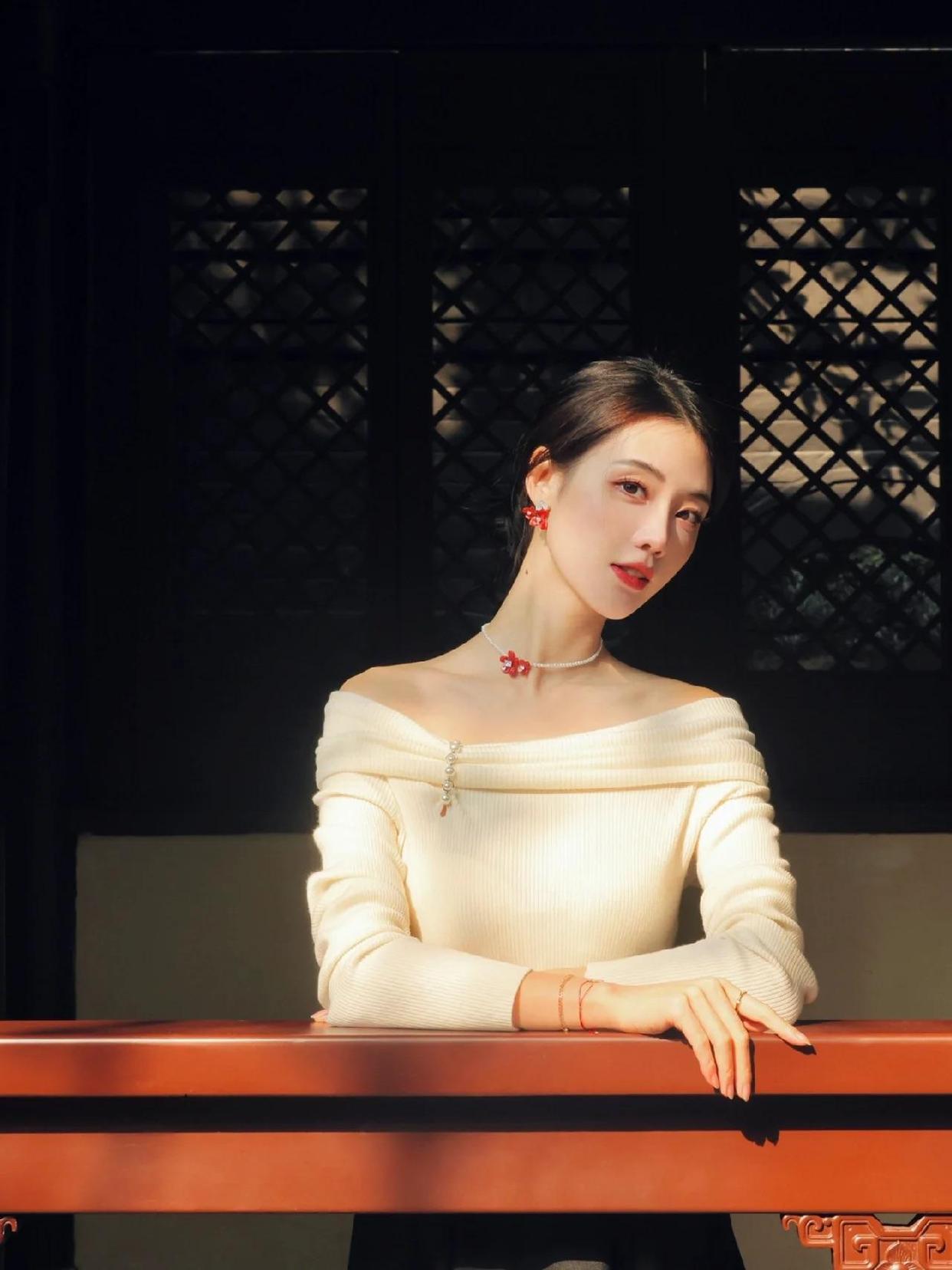 绿瓦红墙处如何拍人像？8个技巧学起来，拍照端正大方很有气质