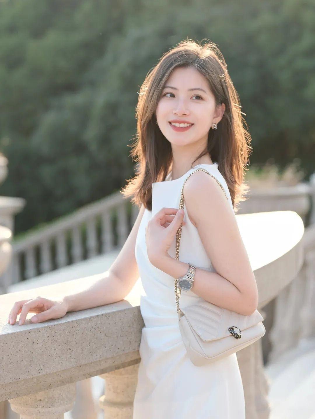 适合在外拍照9个姿势,一看就会,拍照自然漂亮