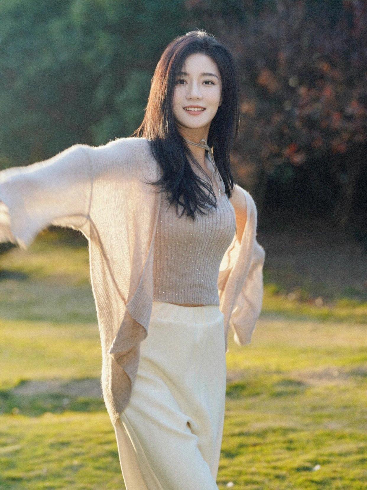 怎么拍照自然，姿势这样摆，照片这样拍，好看又出圈