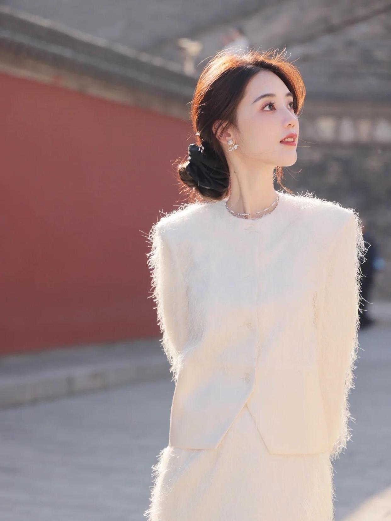 绿瓦红墙处如何拍人像？8个技巧学起来，拍照端正大方很有气质