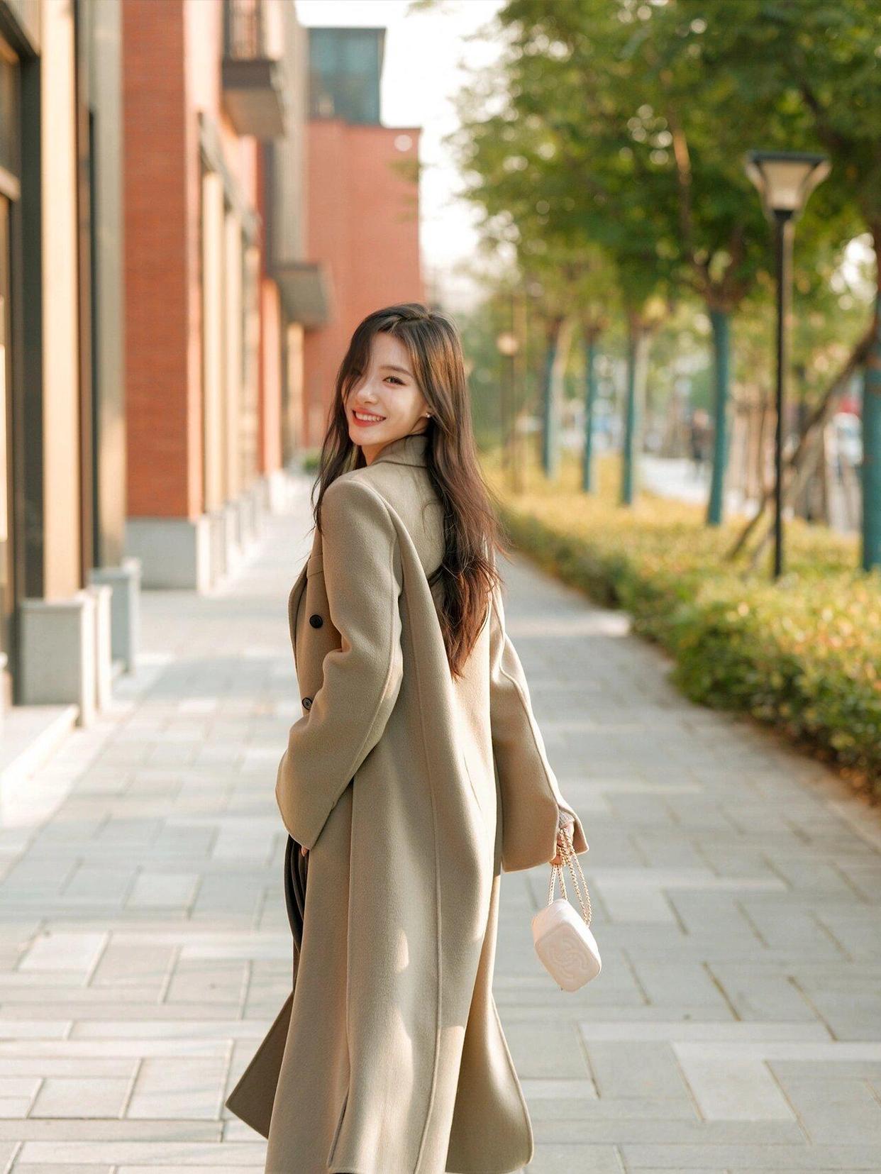 拍照用得上，这9个拍照姿势好看又自然，建议学习收藏