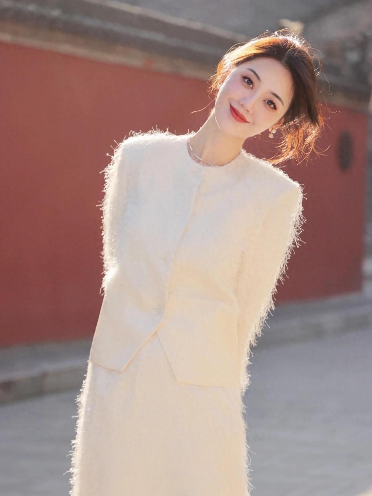 绿瓦红墙处如何拍人像？8个技巧学起来，拍照端正大方很有气质