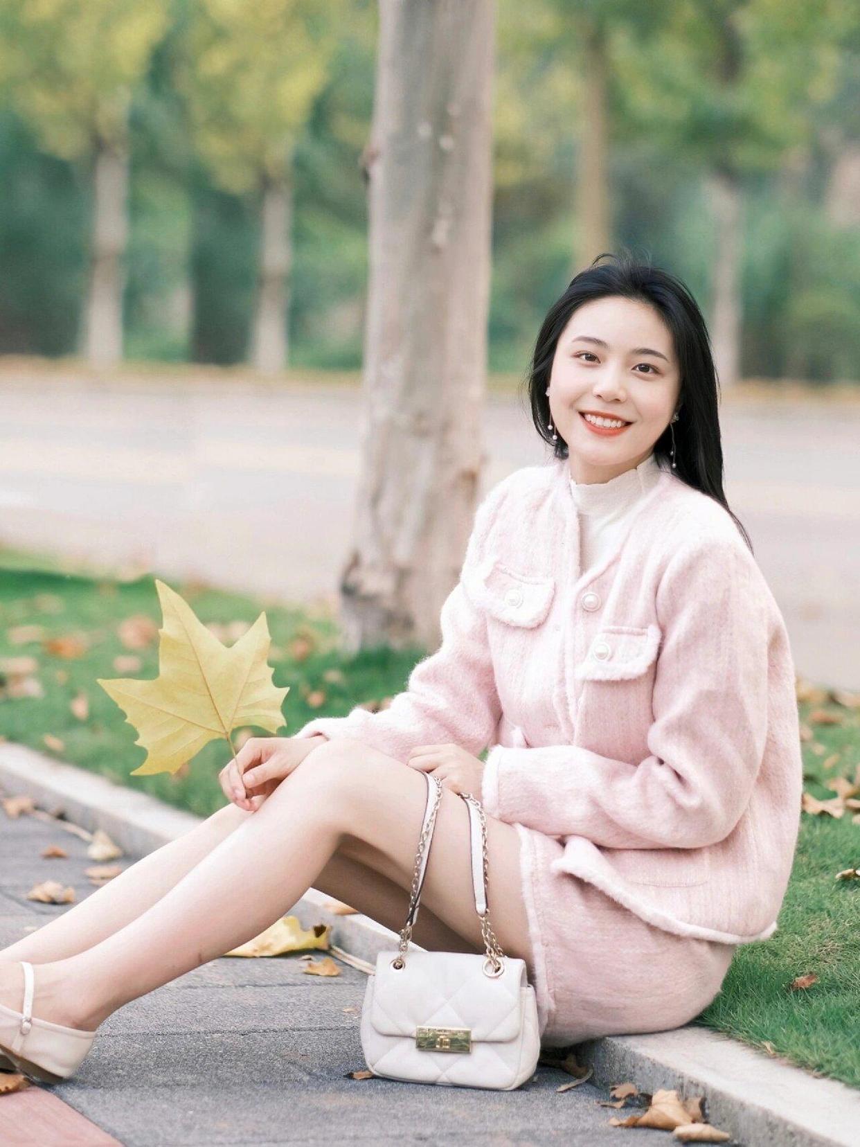 在外拍照，8个拍照姿势学起来，拍照自然上镜、温柔好看