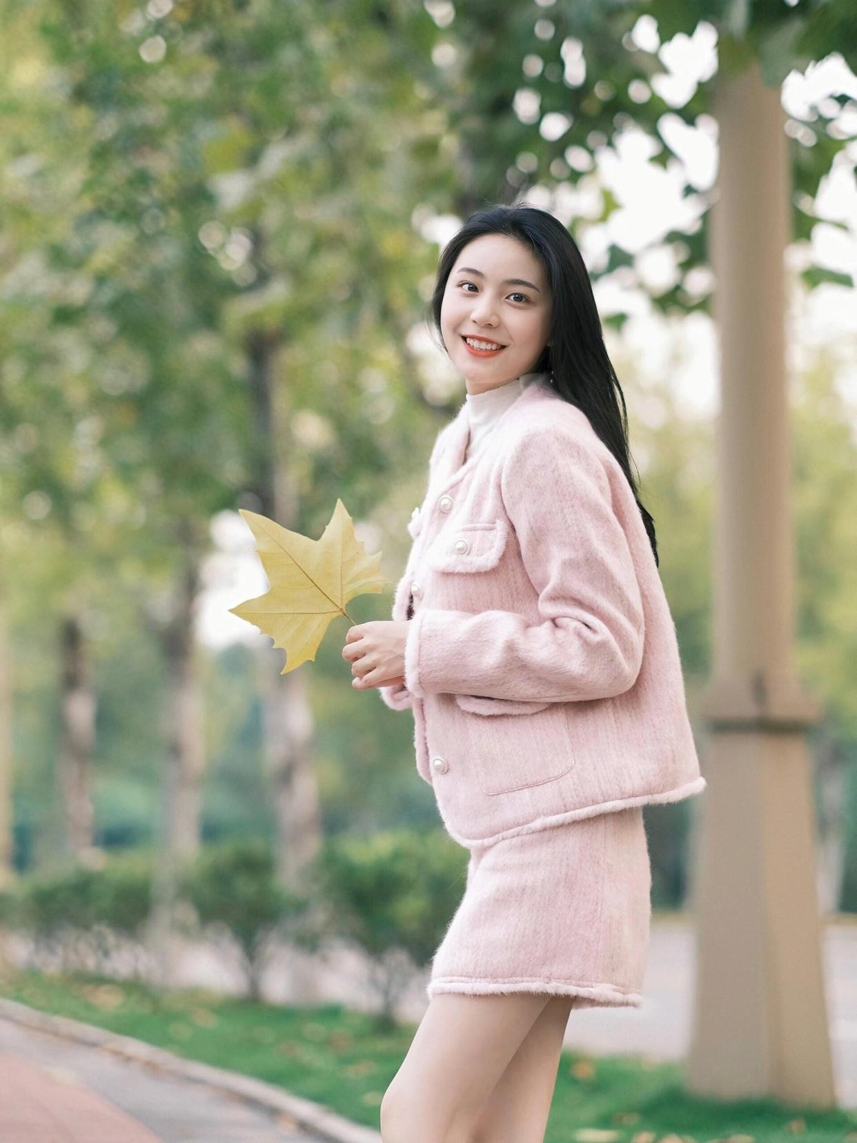 在外拍照，8个拍照姿势学起来，拍照自然上镜、温柔好看