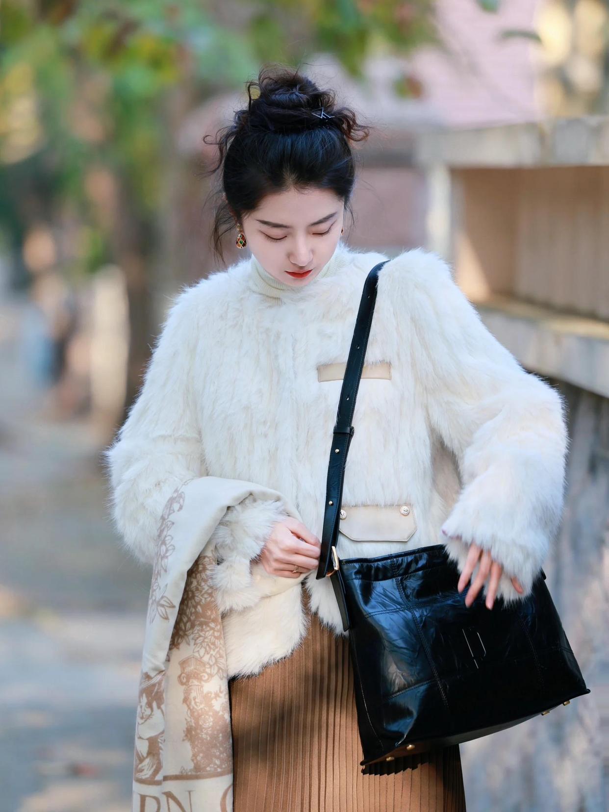 气质姐姐拍照姿势参考,这8个落落大方的姿势,气质优雅很好看