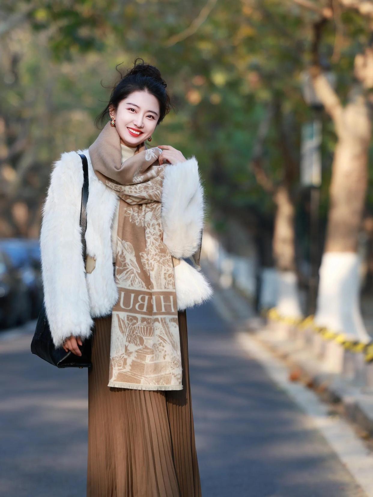 气质姐姐拍照姿势参考,这8个落落大方的姿势,气质优雅很好看