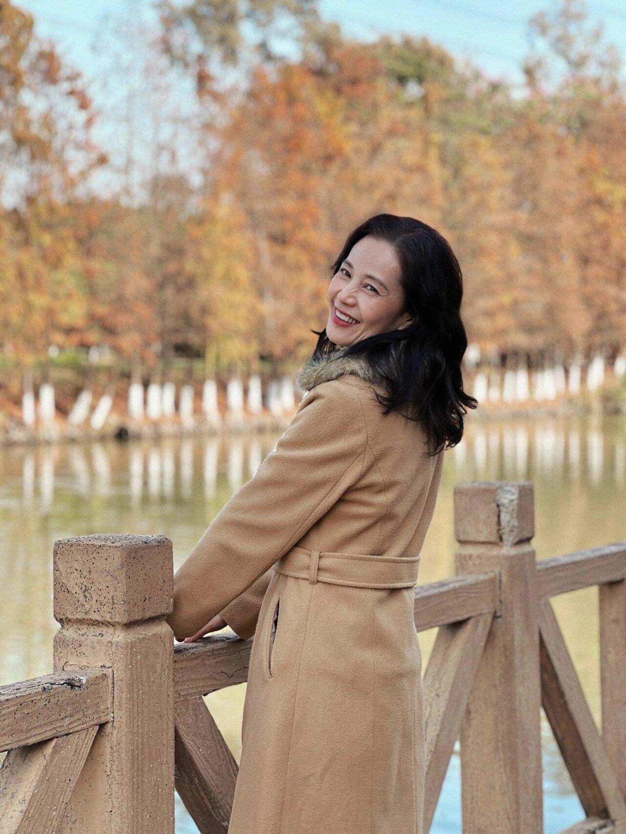 中年女士拍照,9个姿势,简约好学,拍照优雅自然有气质