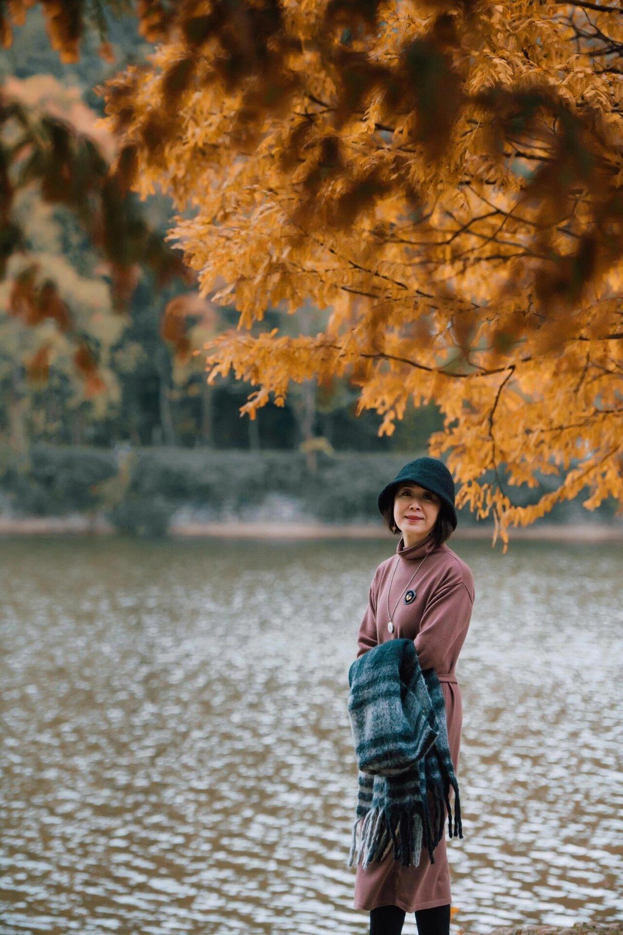 中年女士拍照,9个姿势,简约好学,拍照优雅自然有气质