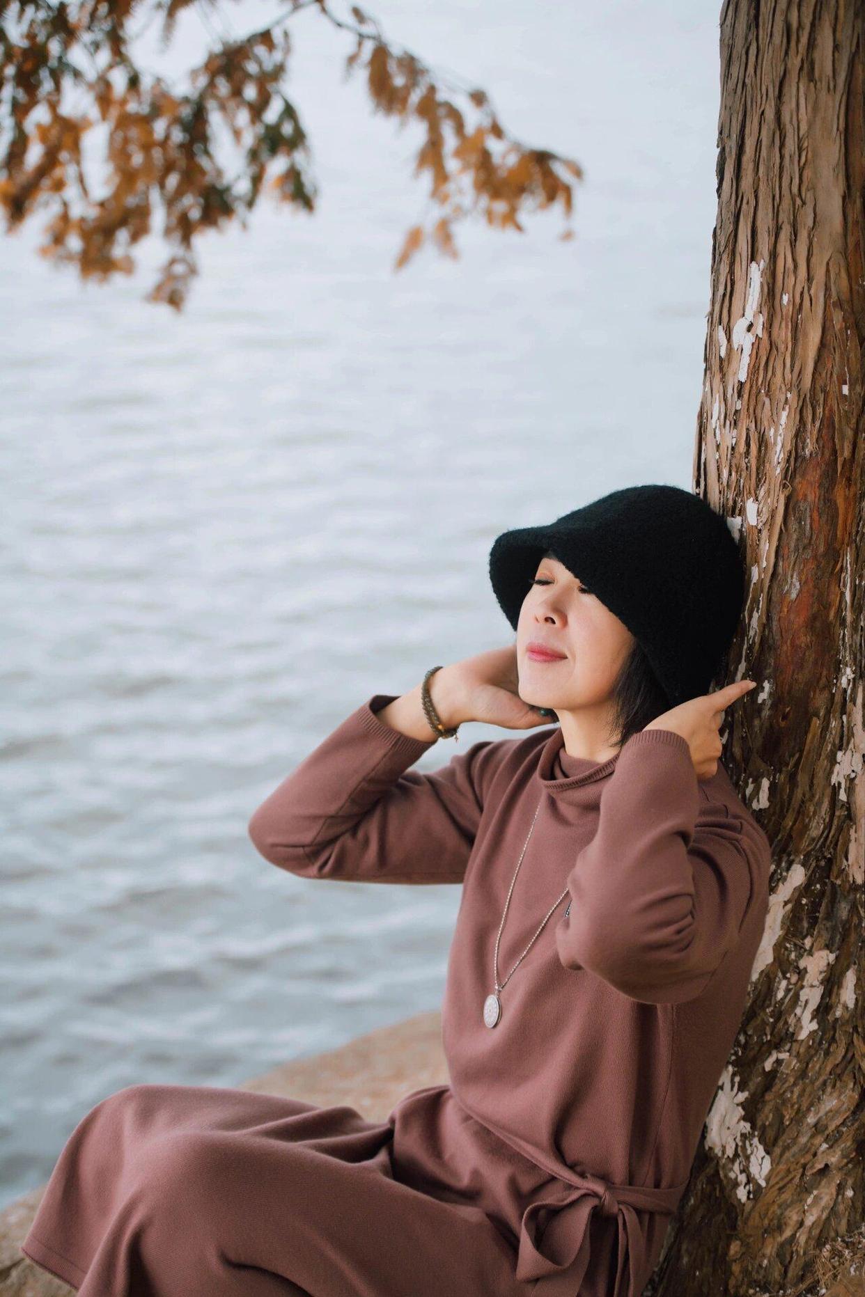 中年女士拍照,9个姿势,简约好学,拍照优雅自然有气质