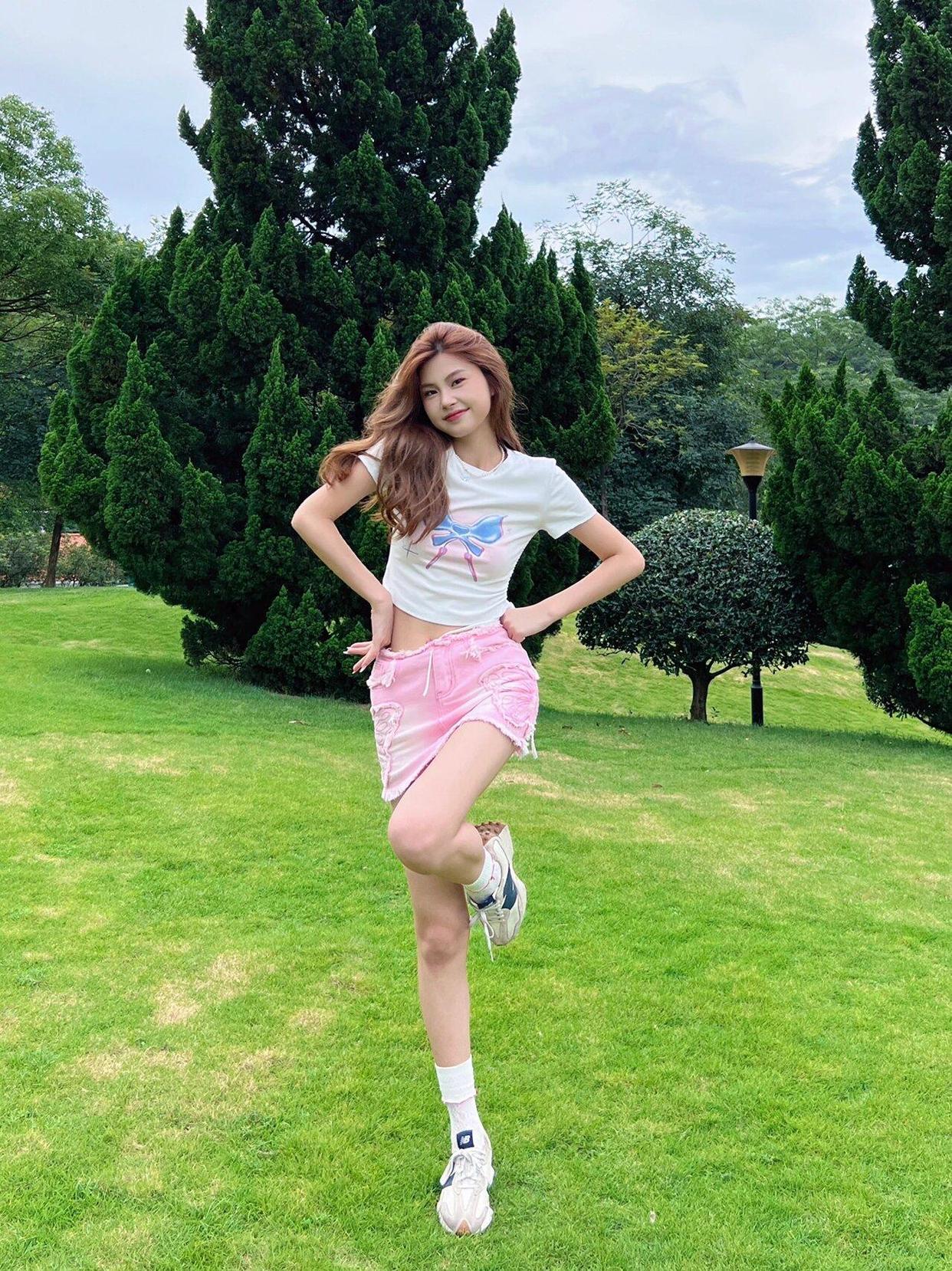 万能草地拍照站姿,显高显瘦,一学就会拍照很好看