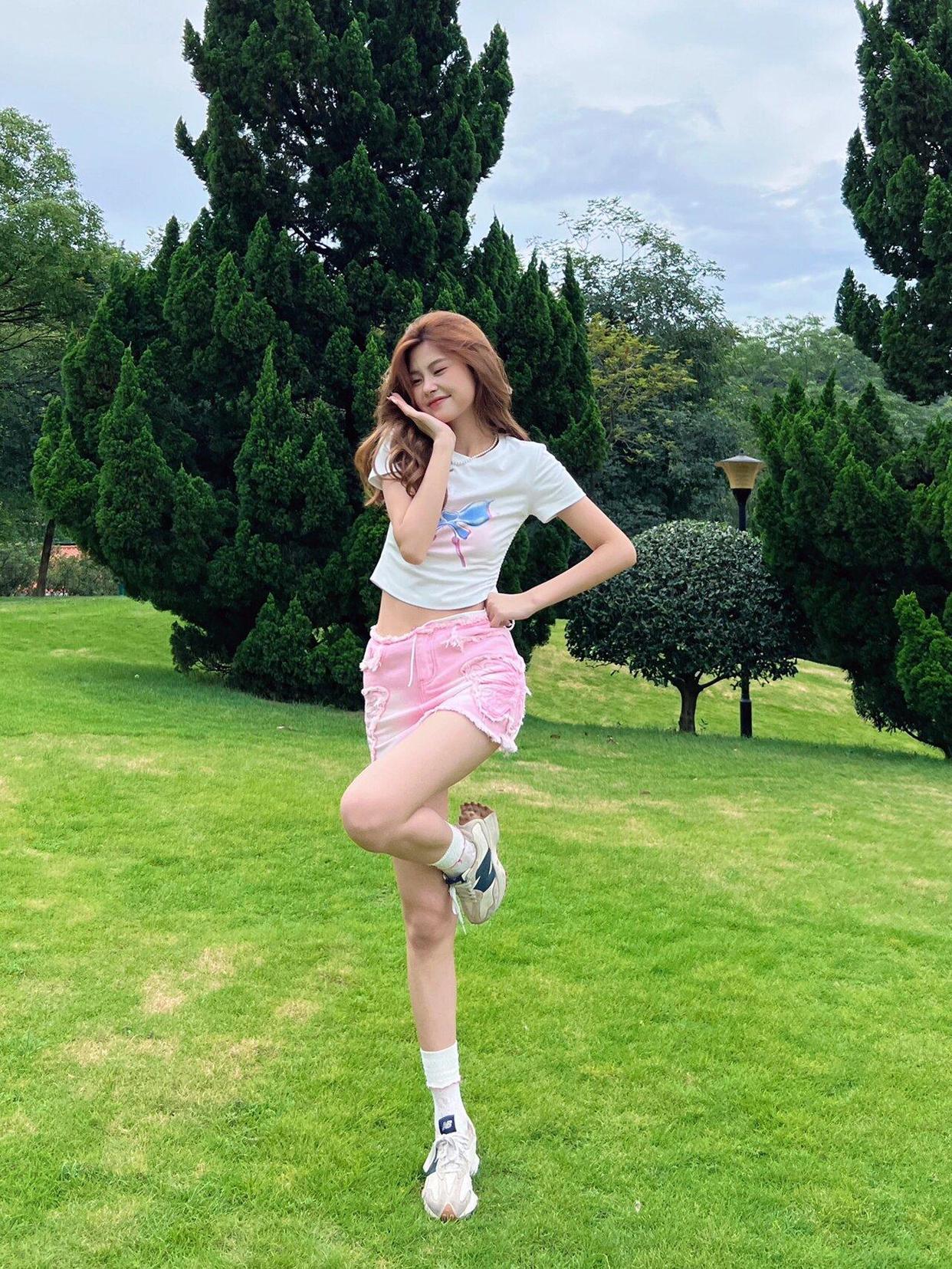 万能草地拍照站姿,显高显瘦,一学就会拍照很好看