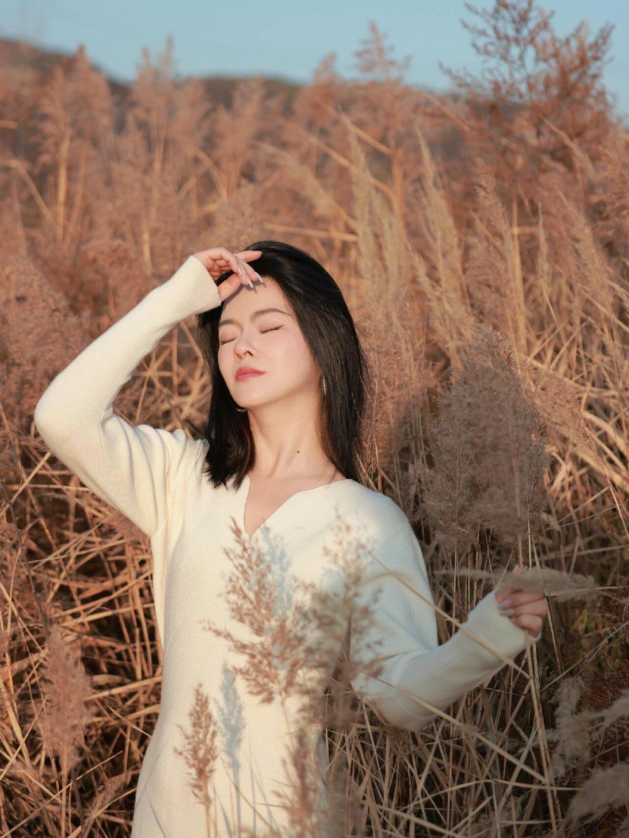 在外拍照9个姿势,简单好看,学会轻松拍出自然漂亮照片