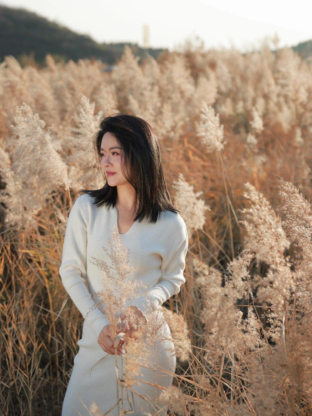 在外拍照9个姿势,简单好看,学会轻松拍出自然漂亮照片