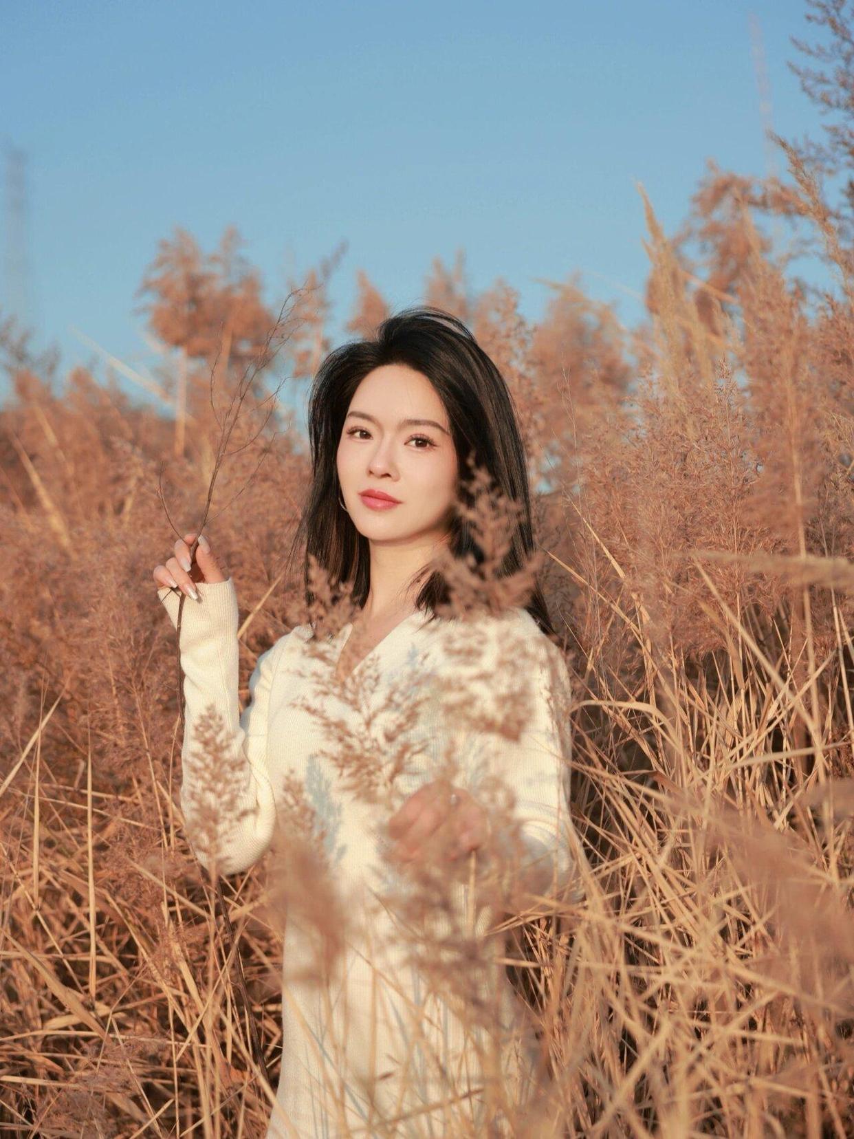 在外拍照9个姿势,简单好看,学会轻松拍出自然漂亮照片