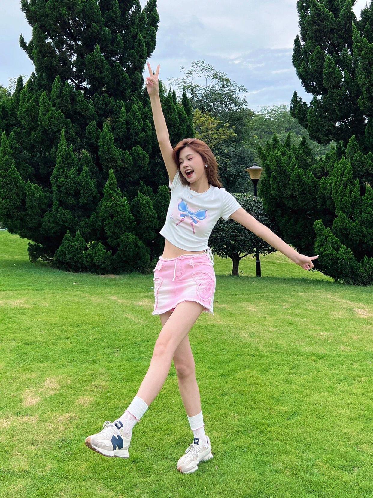 万能草地拍照站姿,显高显瘦,一学就会拍照很好看